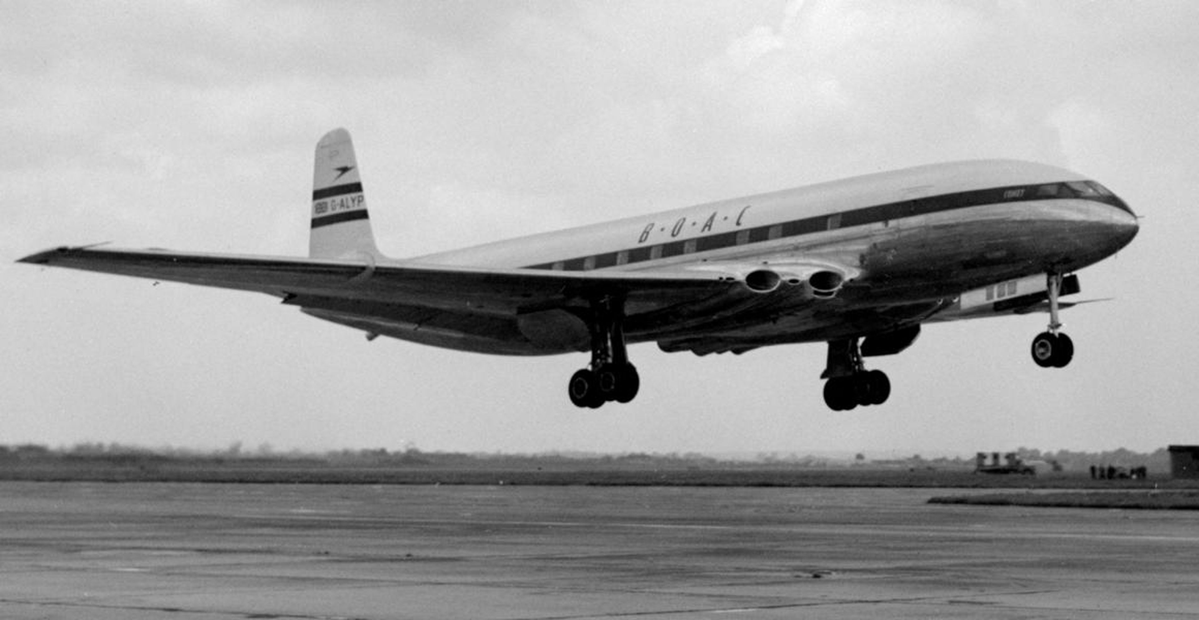 El primer servicio regular de aviones de línea del mundo se abrió cuando el G-ALYP Comet de Havilland de 36 pasajeros de British Overseas Airways despegó del Aeropuerto de Londres en el vuelo inaugural de pasajeros con destino a Johannesburgo, Sudáfrica.
