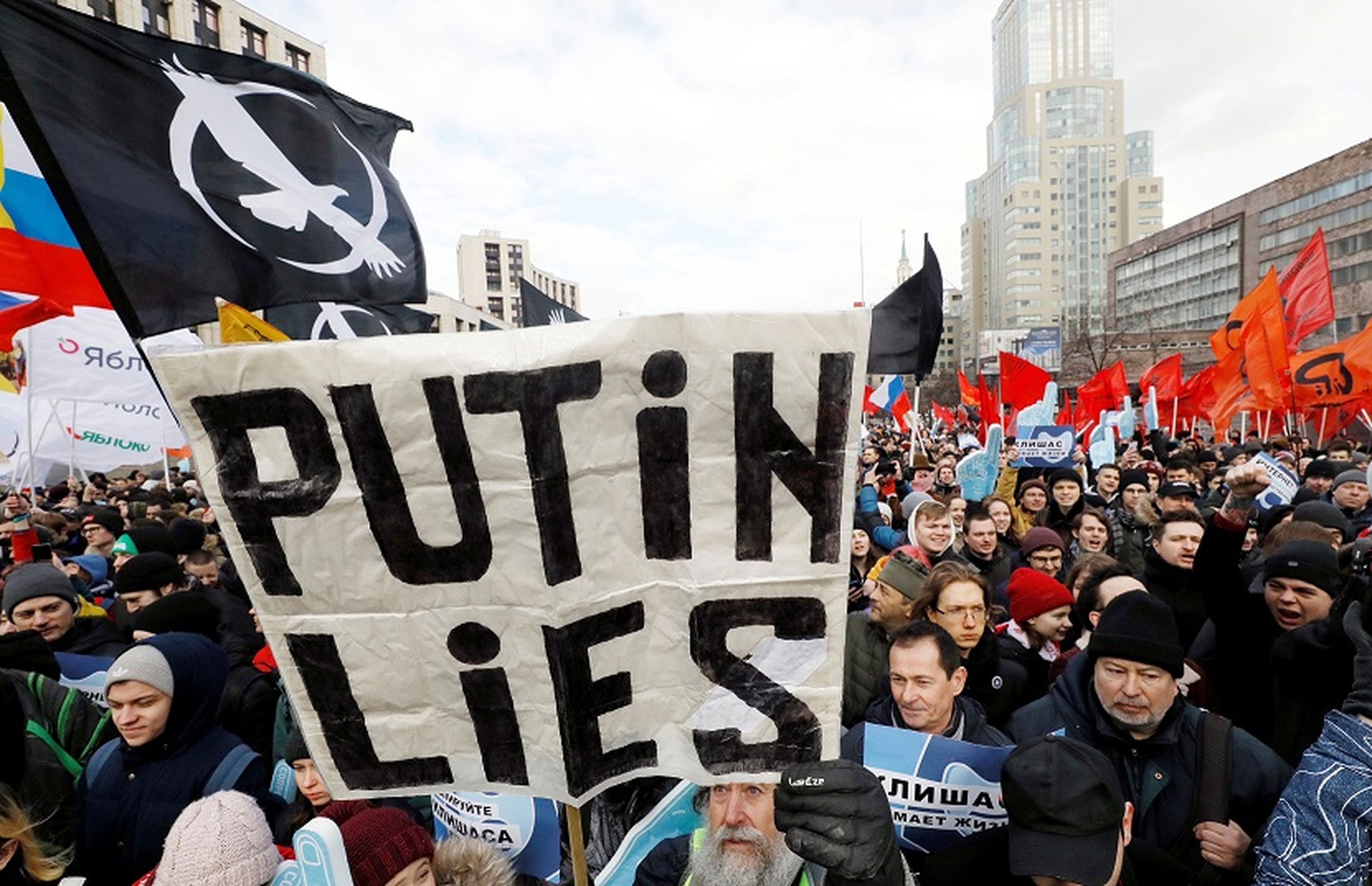 La gente grita consignas durante un mitin para protestar contra el control estatal sobre internet en Moscú (Rusia) este 10 de marzo de 2019.