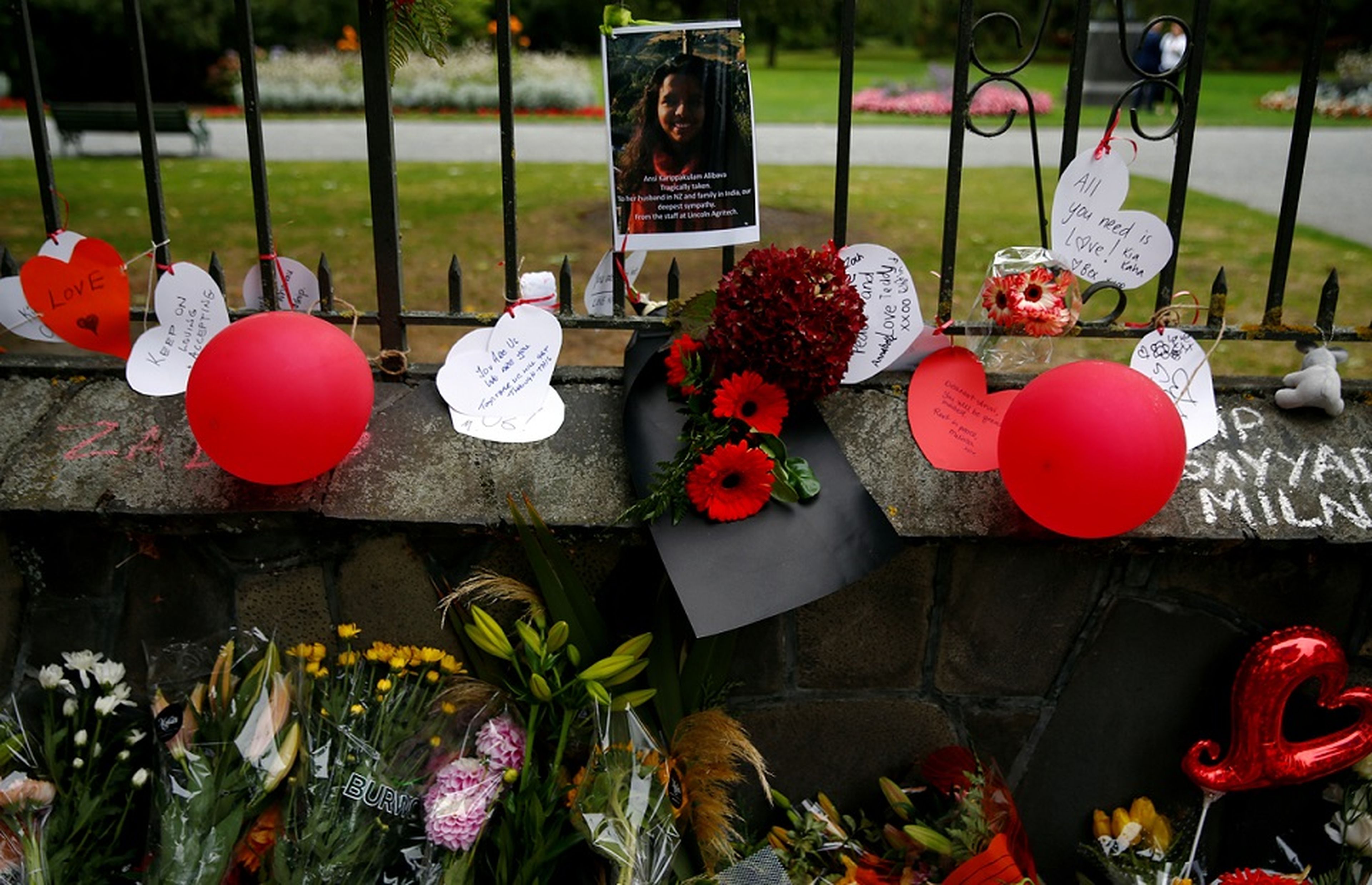 Foto de una de las víctimas entre flores en un altar improvisado cercano a la mezquita de Christchurch, Nueva Zelanda.