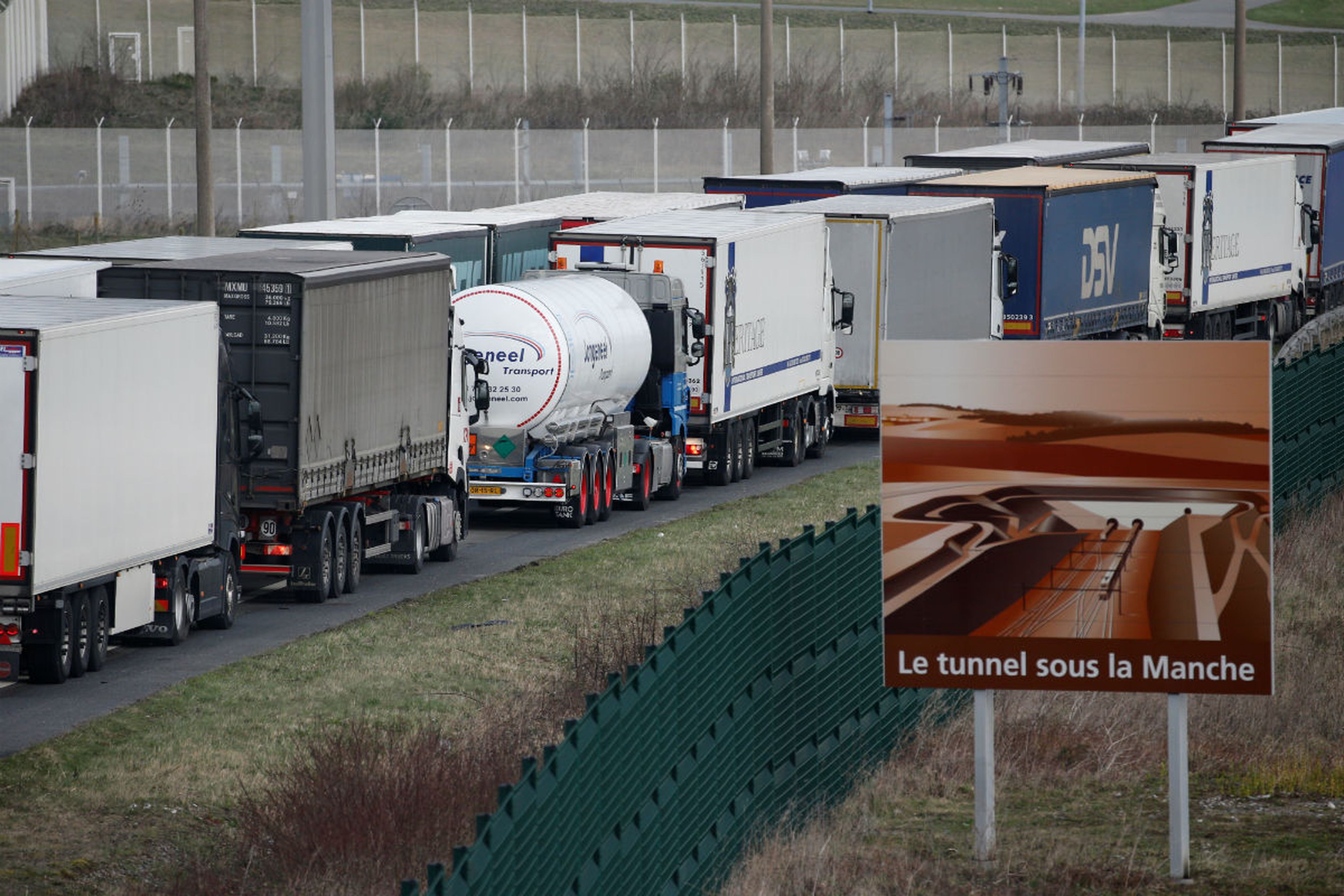 Camiones hacen cola en el Canal de la Mancha ante el aumento de controles en Reino Unido.
