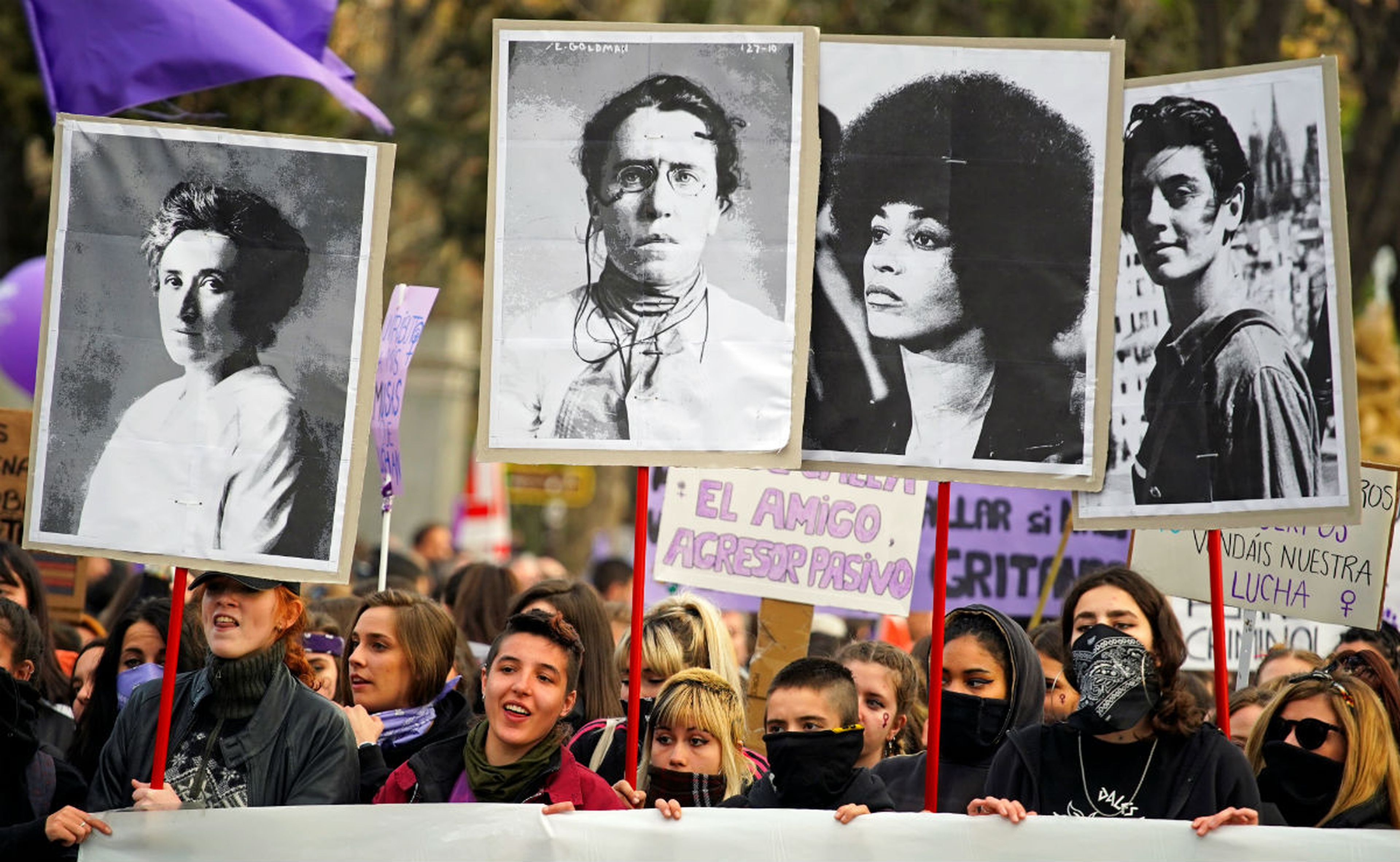 Carteles de mujeres icónicas del feminismo durante la manifestación en Madrid.