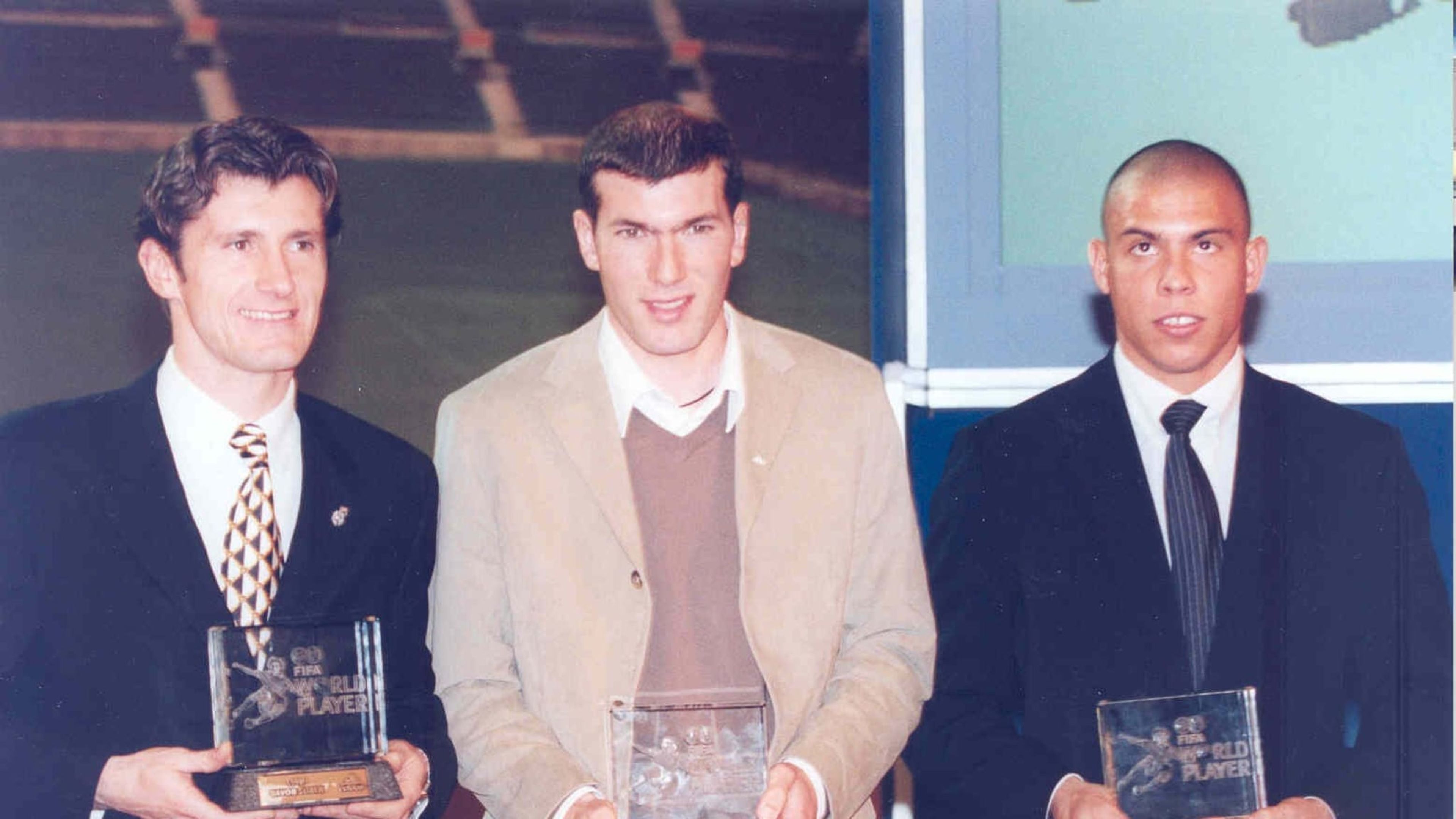 Davor Suker, Zinedine Zidane y Ronaldo Nazario, en la gala de entrega del premio al Mejor jugador del Mundo de la FIFA de 1998.