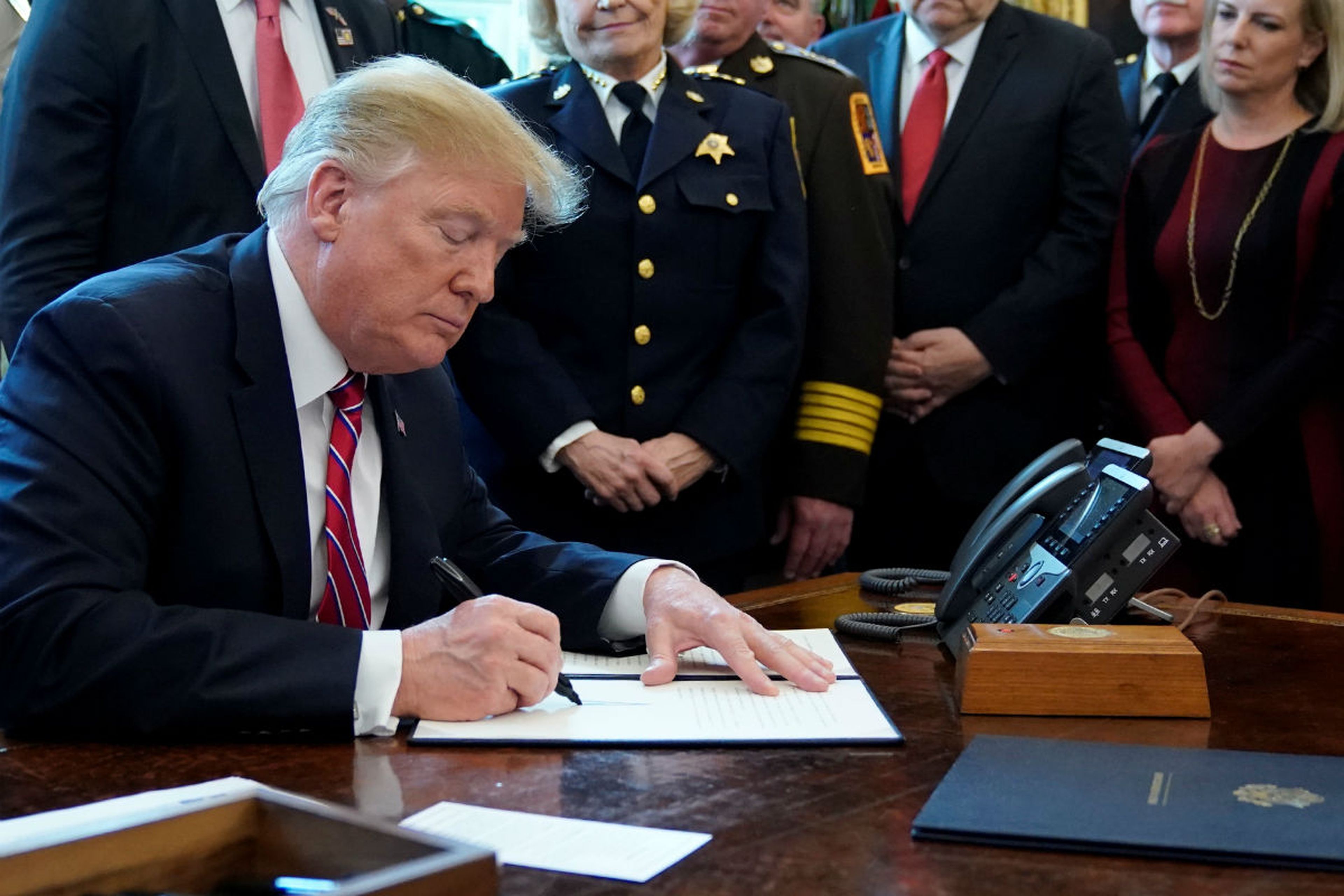 Donald Trump firma el veto al rechazo del Congreso a su ley de emergencia nacional.