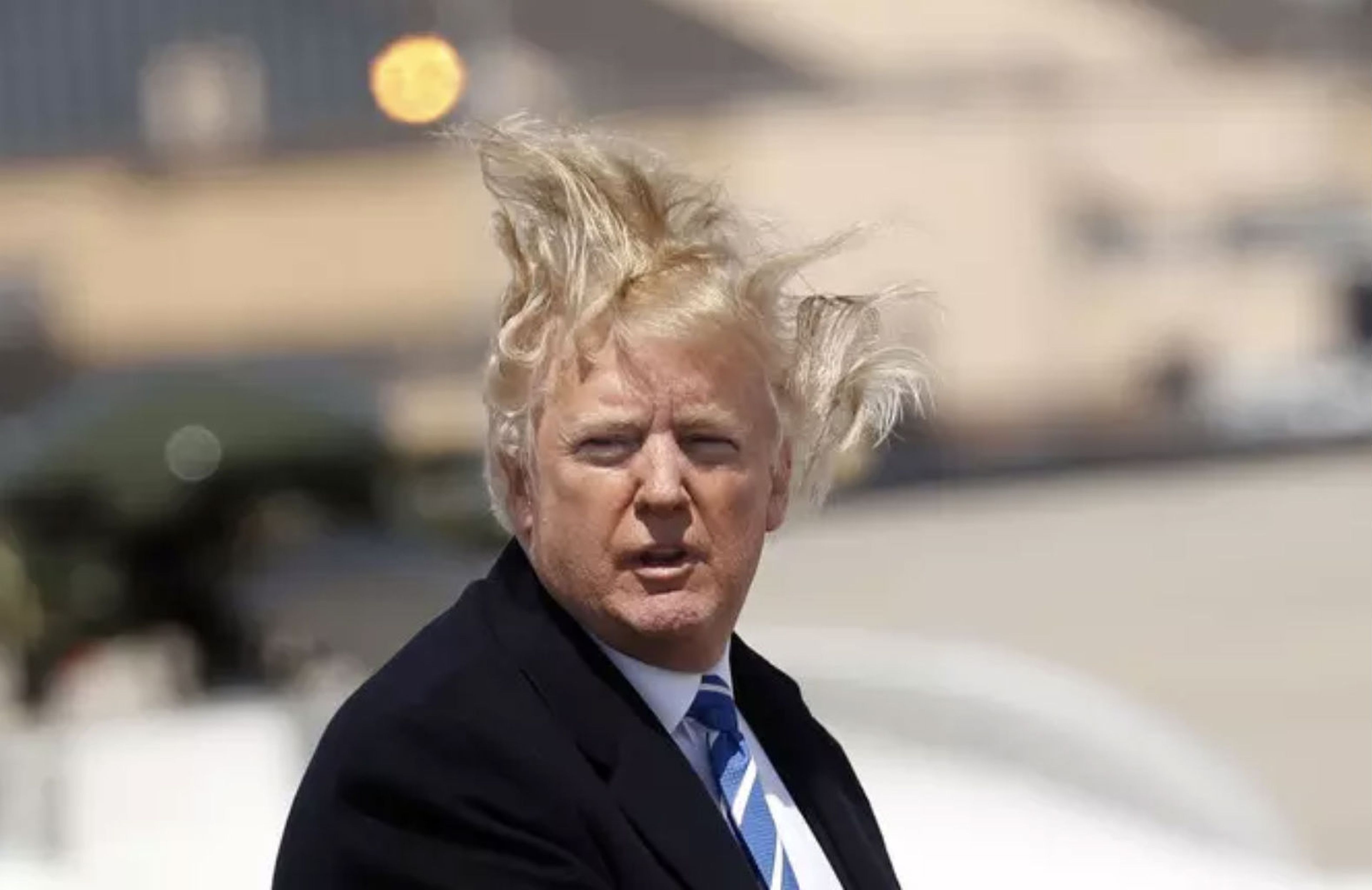Donald Trump, con su melena al viento.