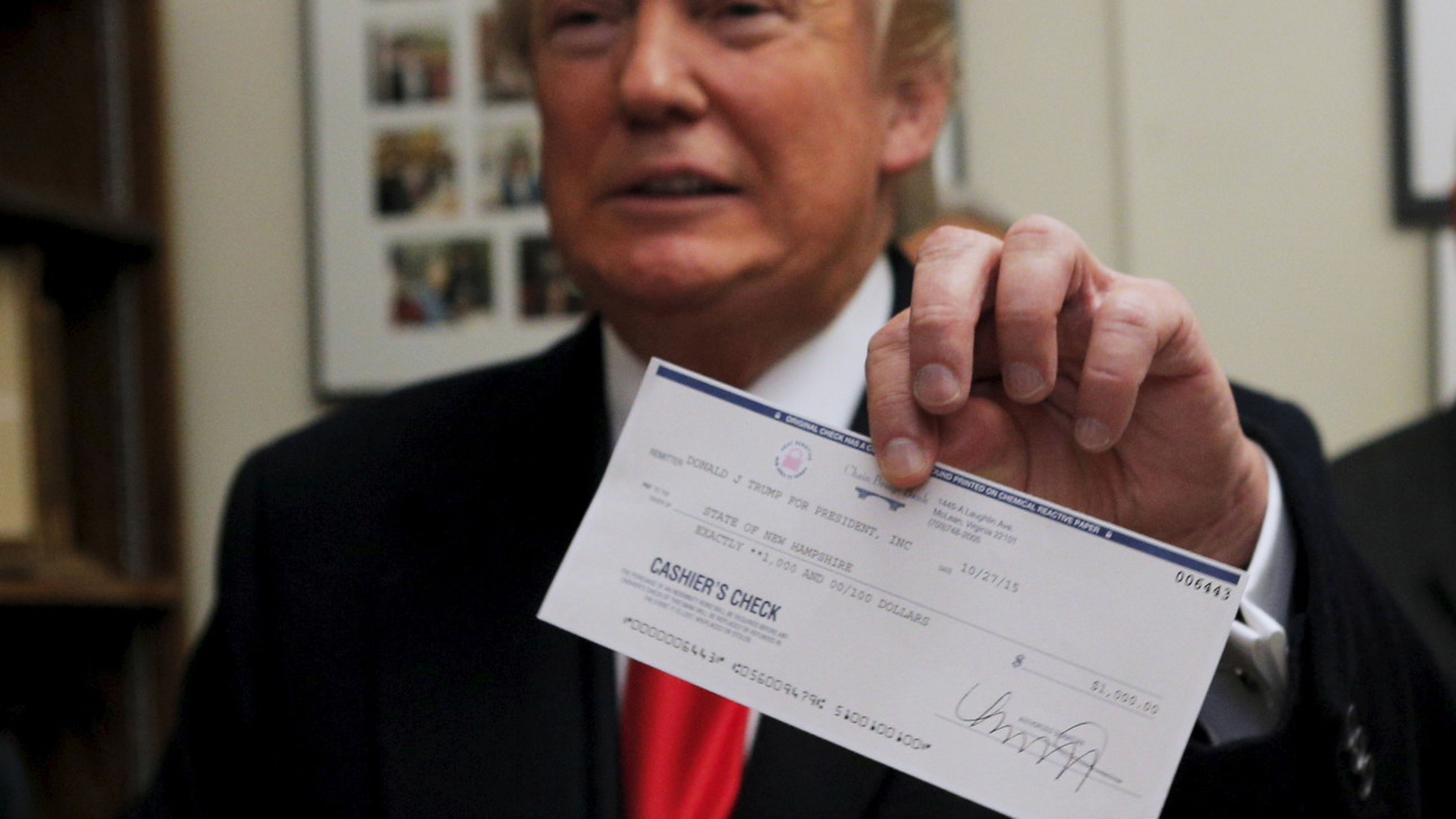 Donald Trump, con un cheque.