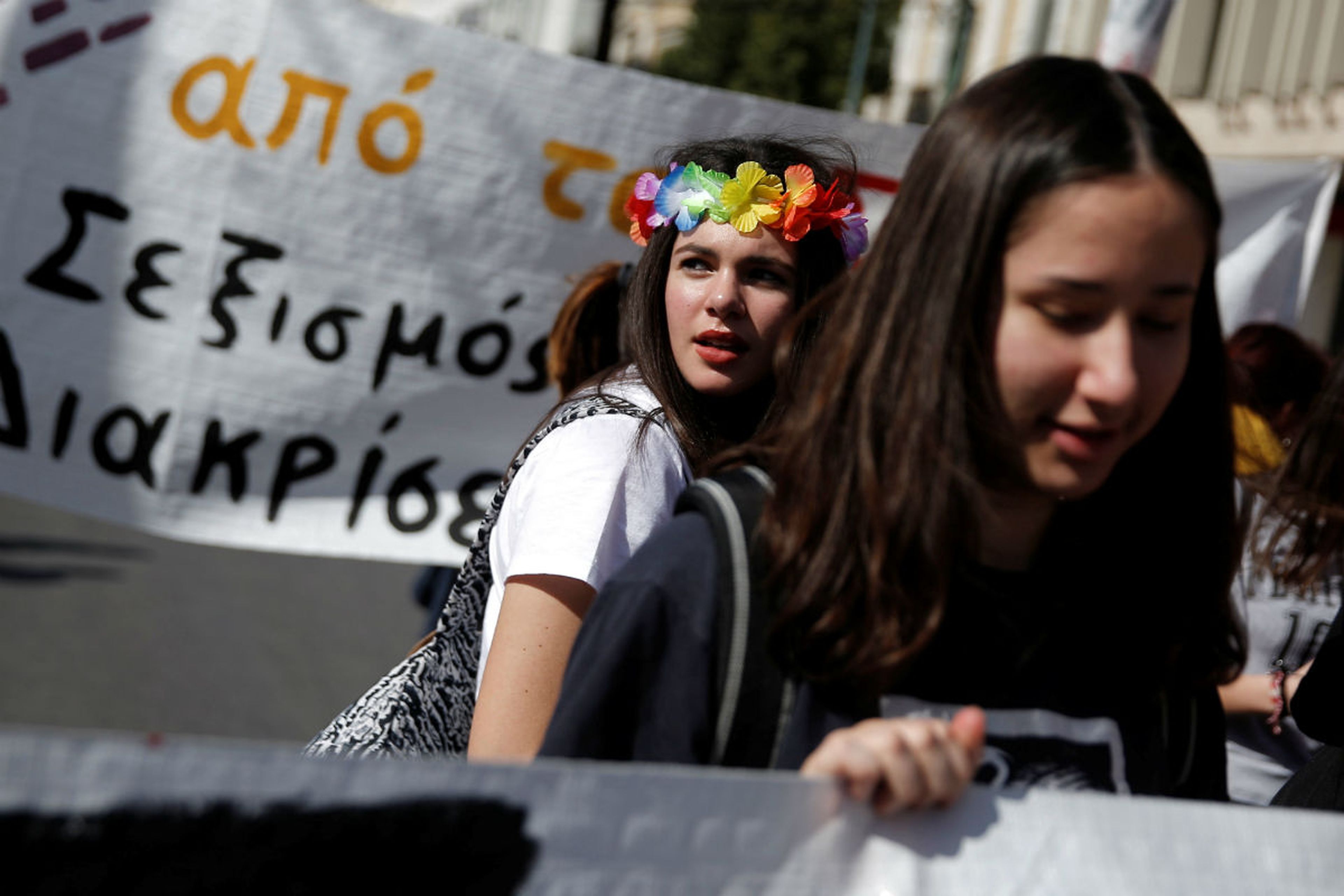 Dos mujeres en la manifestación feminista en Atenas.