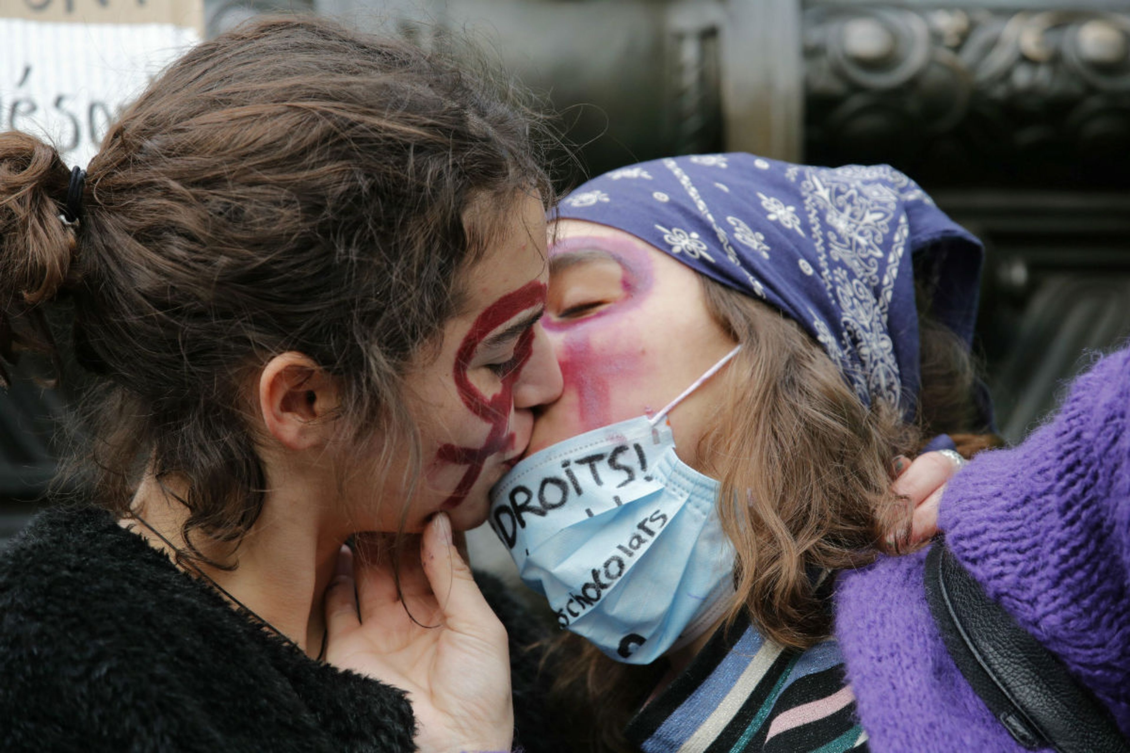 Dos mujeres se besan durante la manifestación en París.