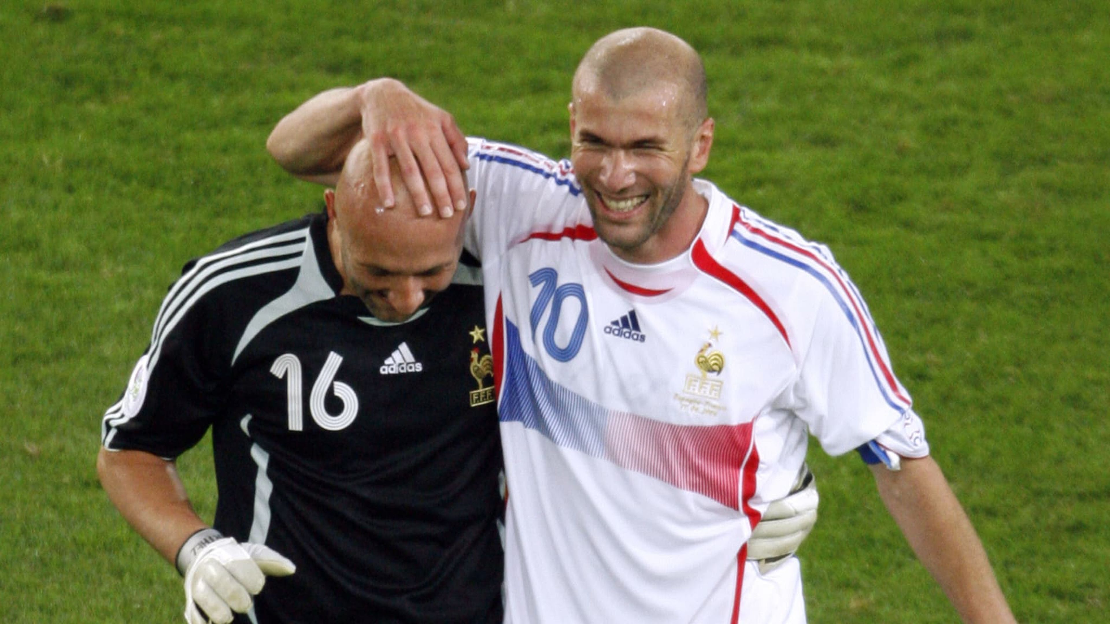 Fabien Barthez y Zinedine Zidane, en un partido con Francia.