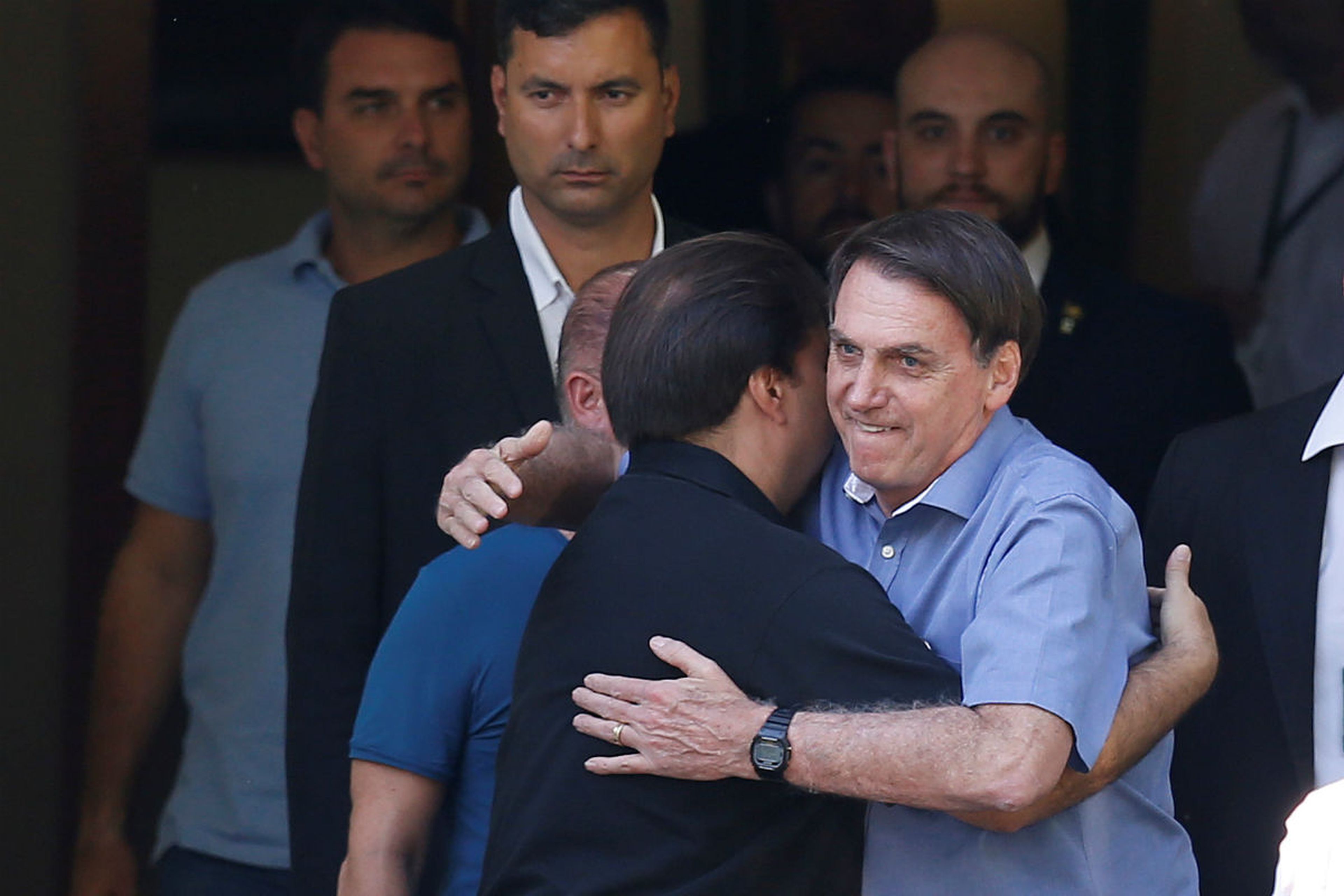 Jair Bolsonaro abraza a otro político tras una comida oficial.
