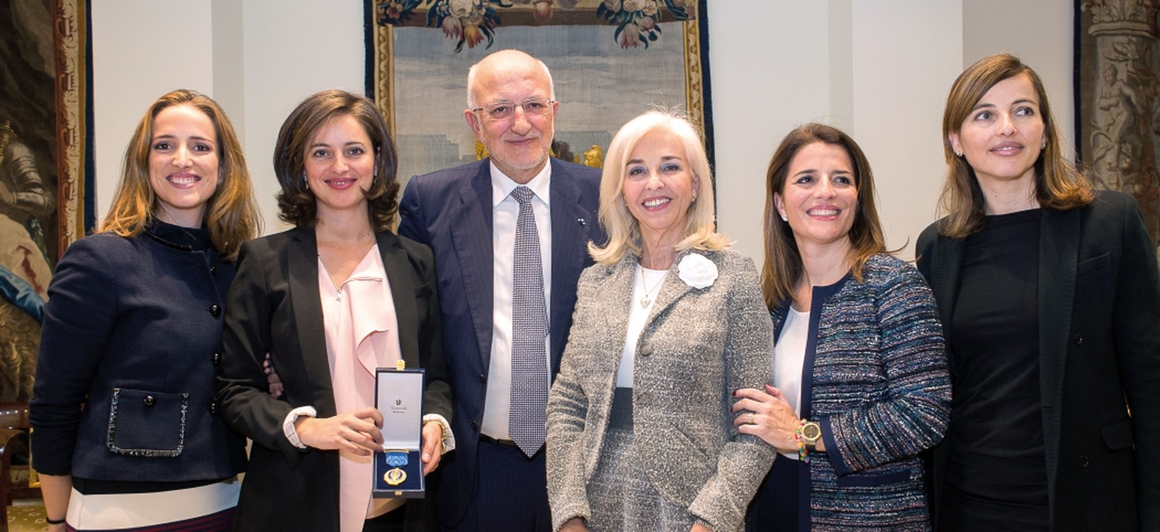Juan Roig y su familia en la entrega de la Medalla al Mérito en el Trabajo del Consejo de Ministros.