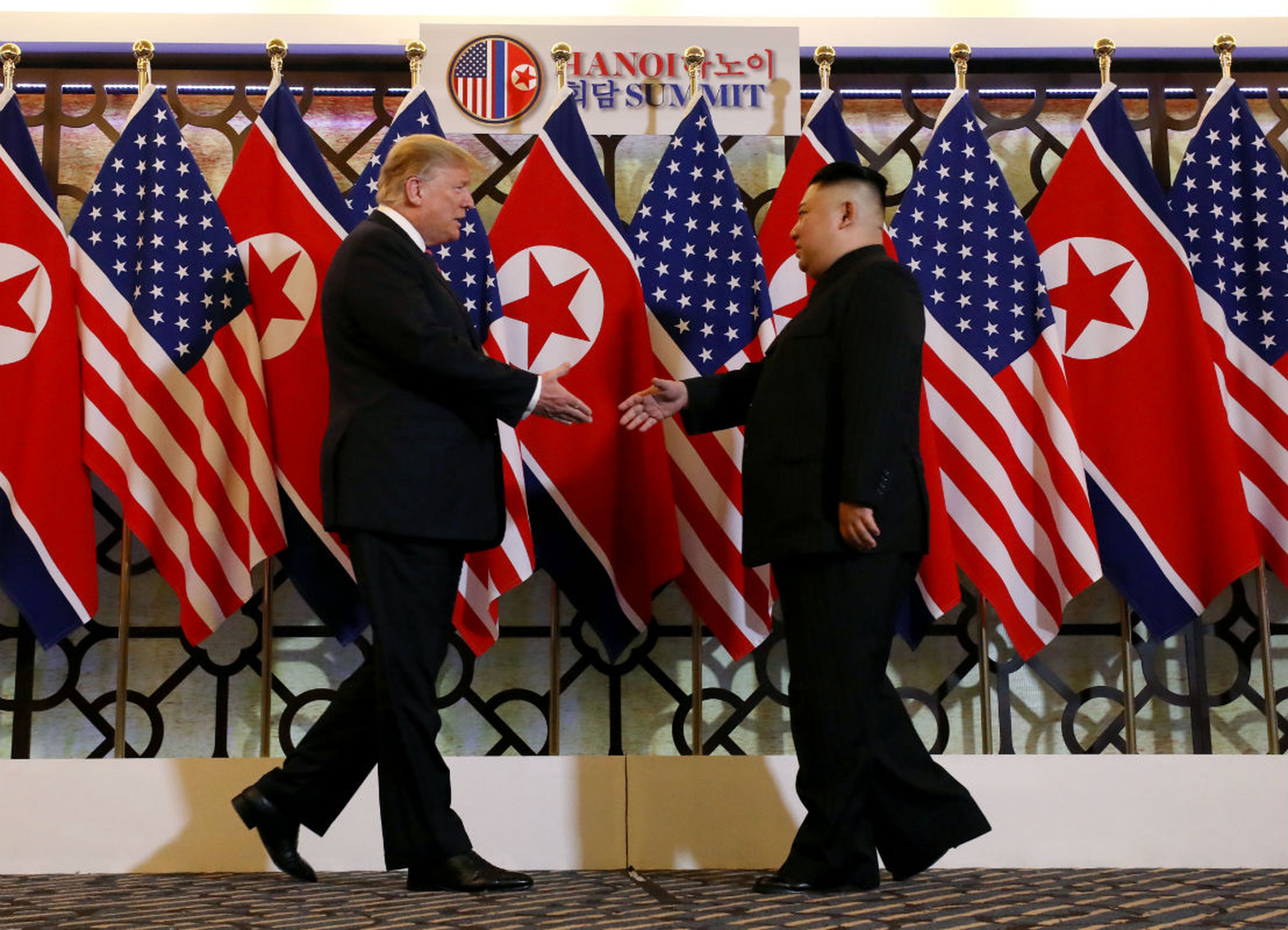 Kim Jong-Un saluda a Donald Trump en su última reunión bilateral