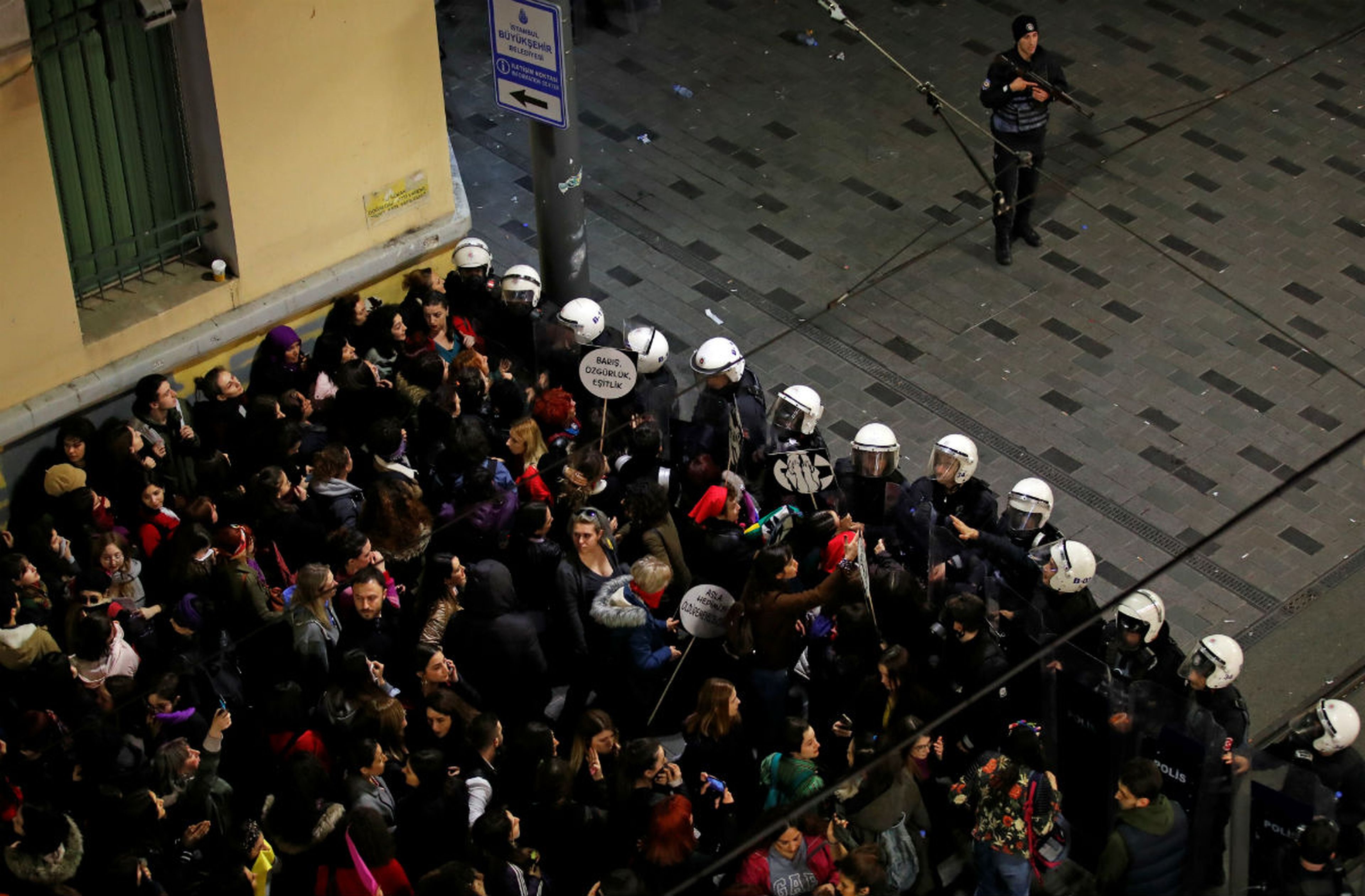 La Policía carga contra las manifestantes en Estambul.