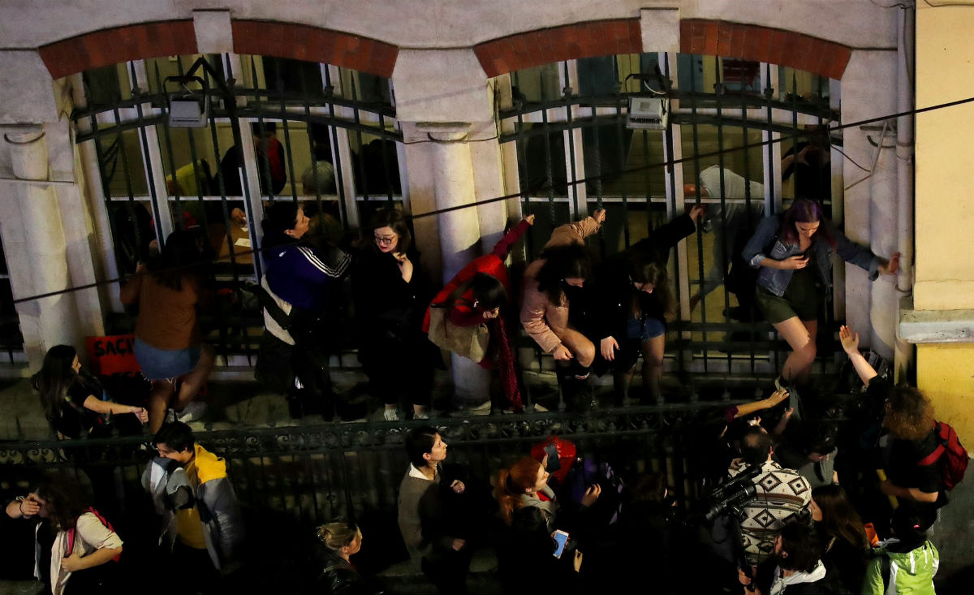 La Policía carga contra las manifestantes en la huelga feminista de Estambul.