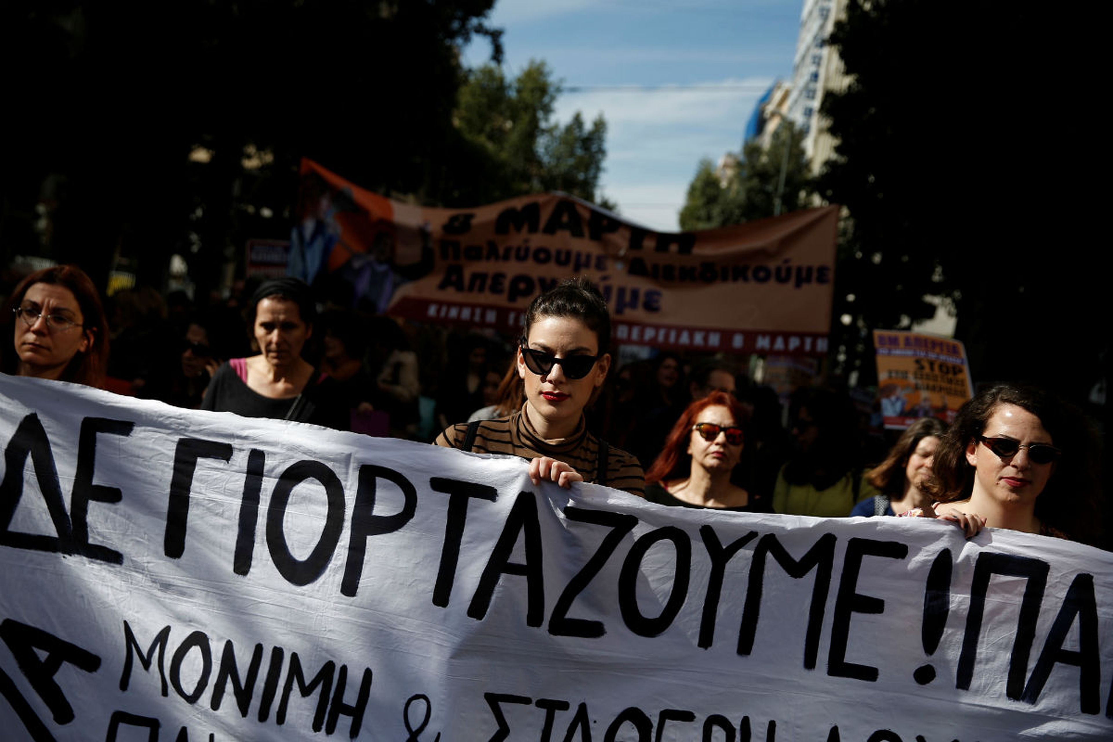 Manifestantes del 8M en Atenas.