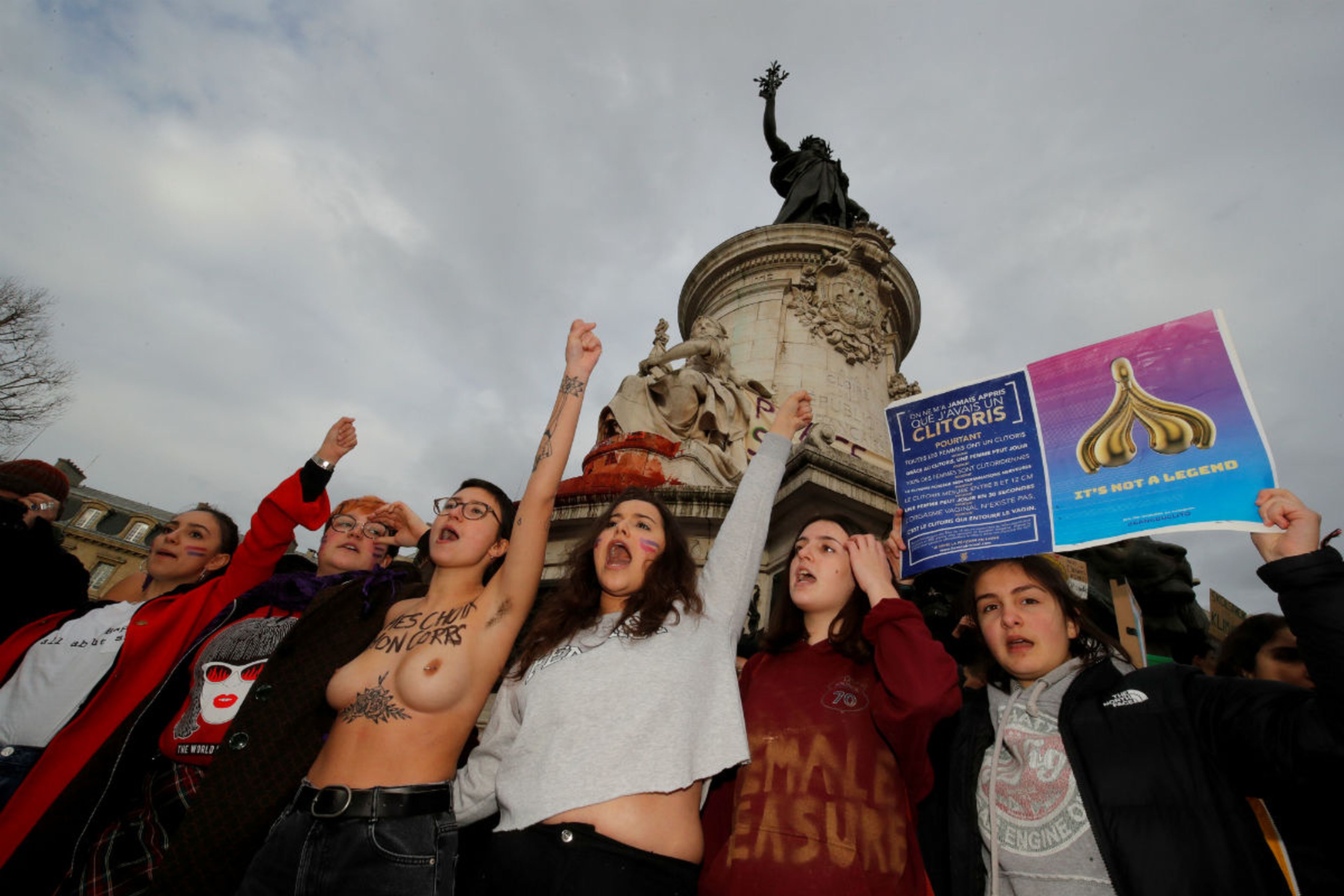 Mujeres en la manifestación feminista en la Place de la Republique, en París.
