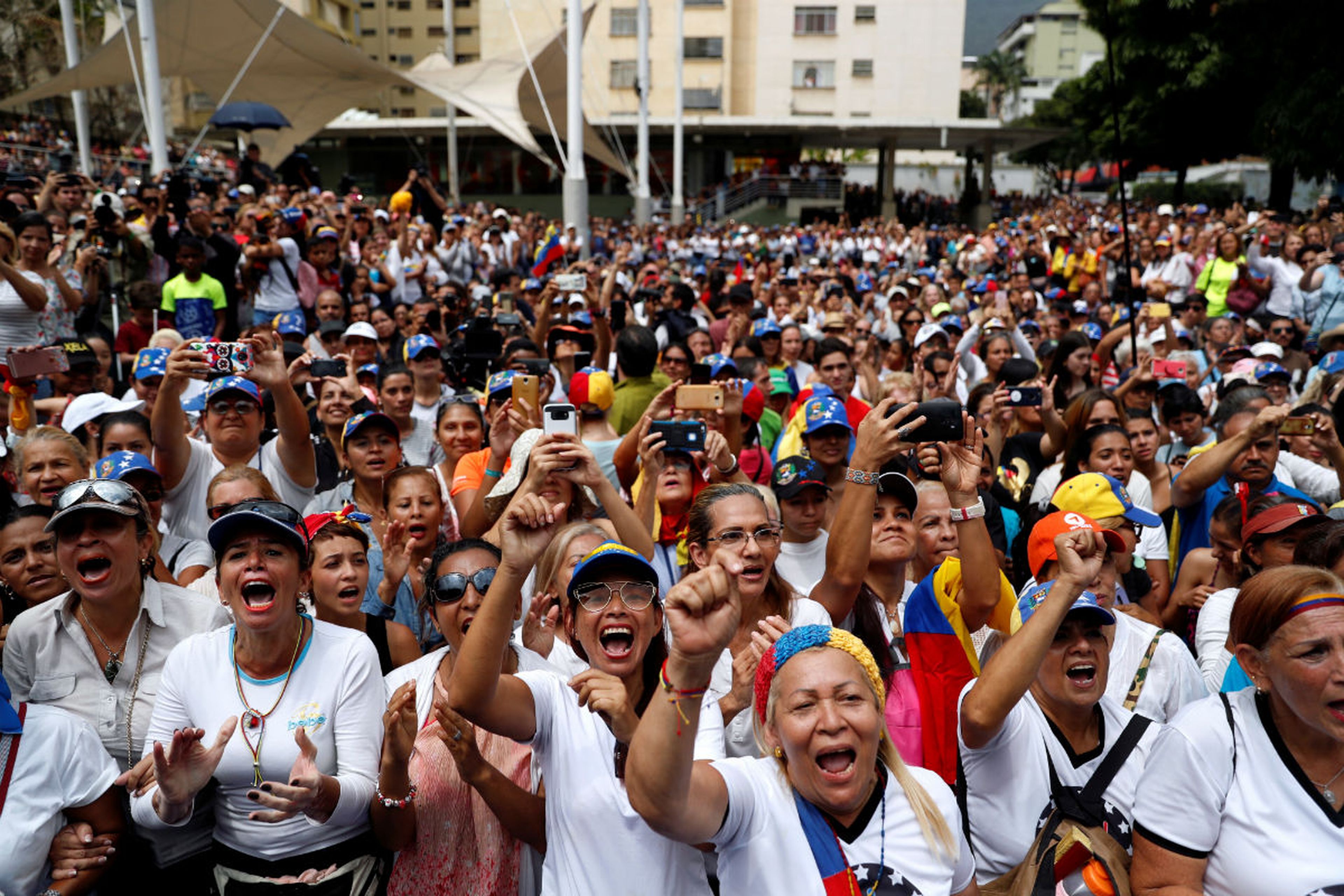 Opositores afines a Juan Guaidó se manifiestan en el Día Internacional de la Mujer en Caracas.