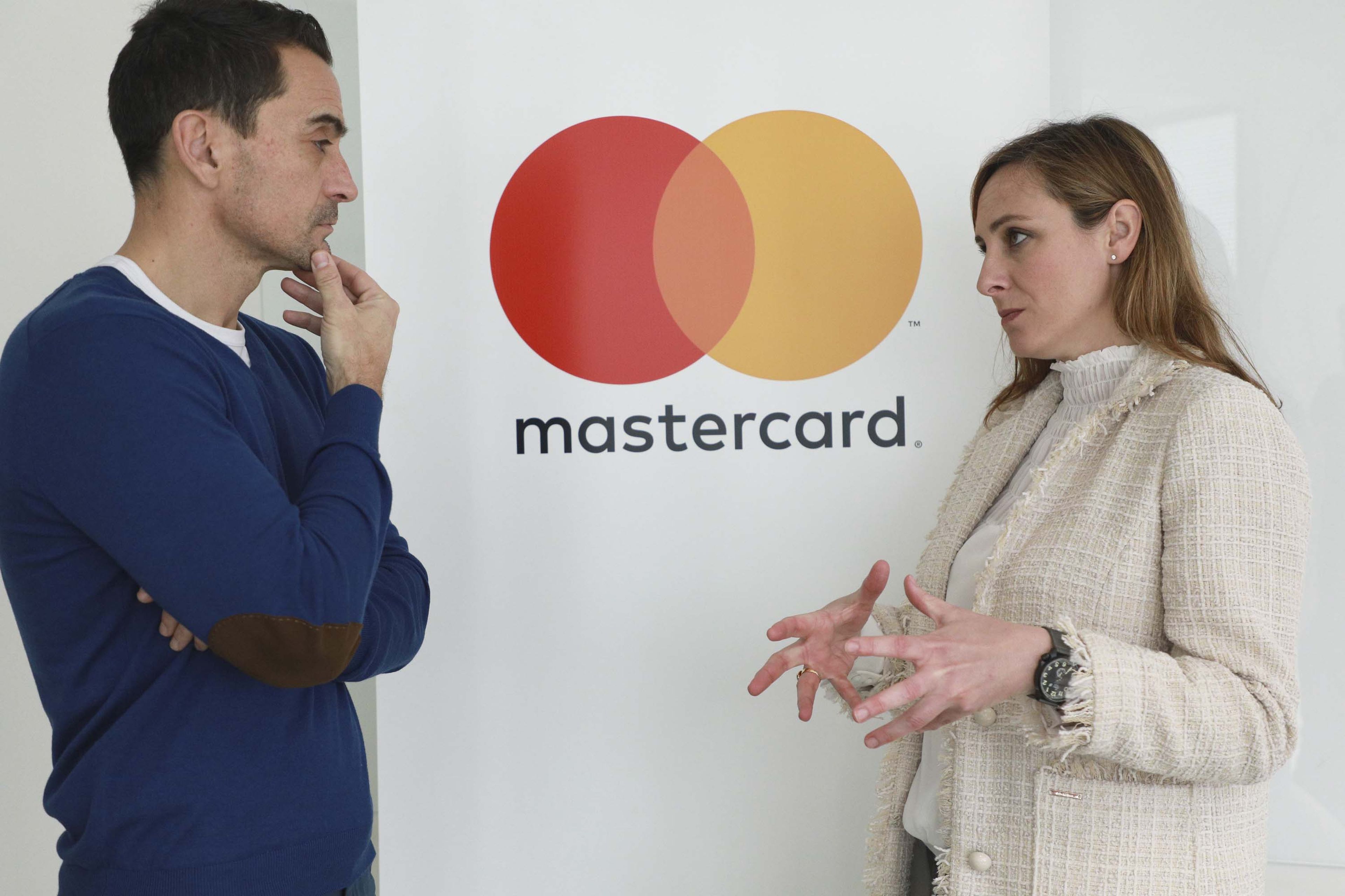 Manuel del Campo, CEO de Axel Springer España (izq) junto a Paloma Real, directora general de Mastercard España (dcha)