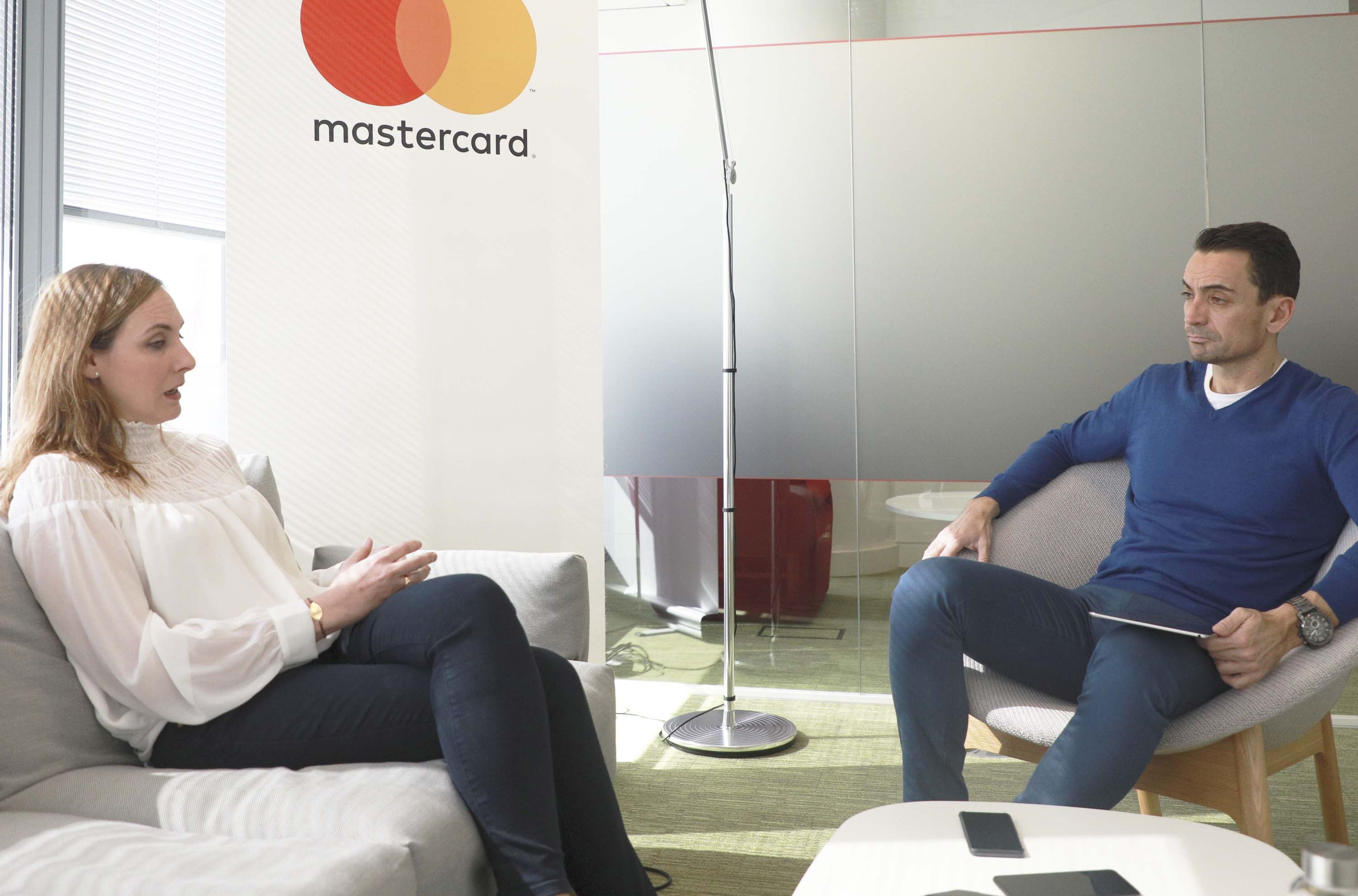 Paloma Real, directora general de Mastercard España (izq) junto a Manuel del Campo, CEO de Axel Springer España (dcha)