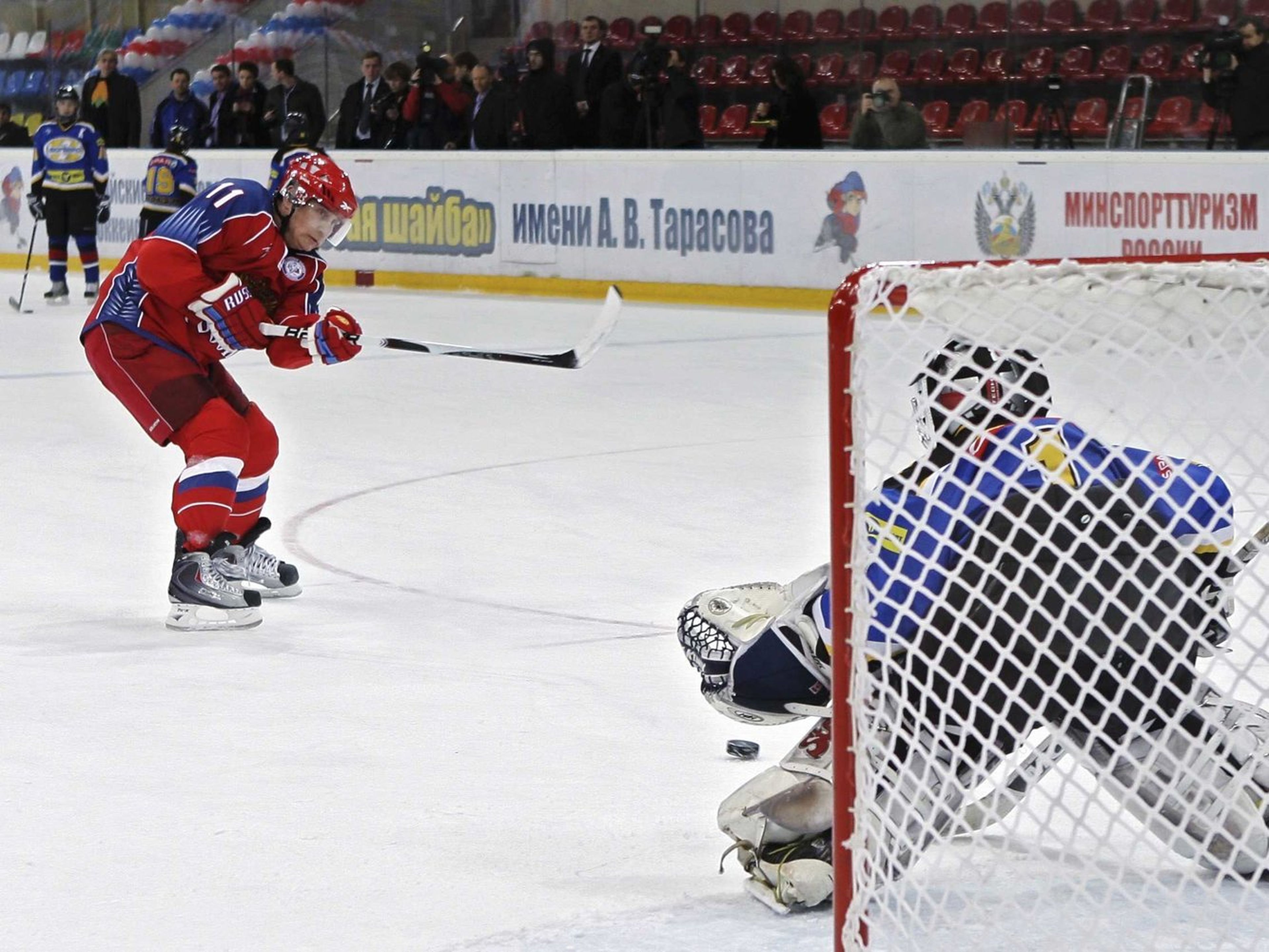 Putin (izquierda), jugando al hockey sobre hielo.