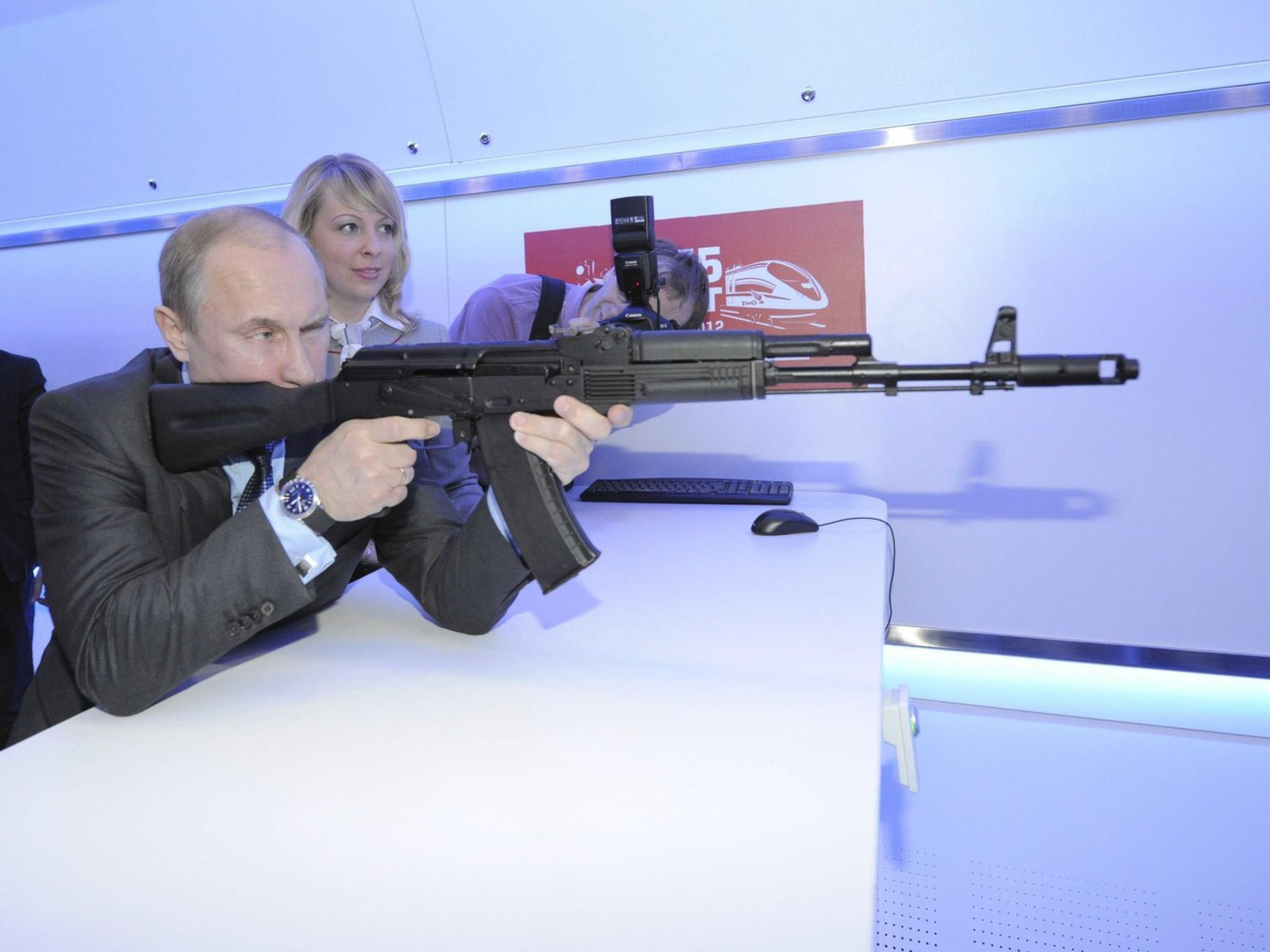 Putin probando un rifle de asalto.