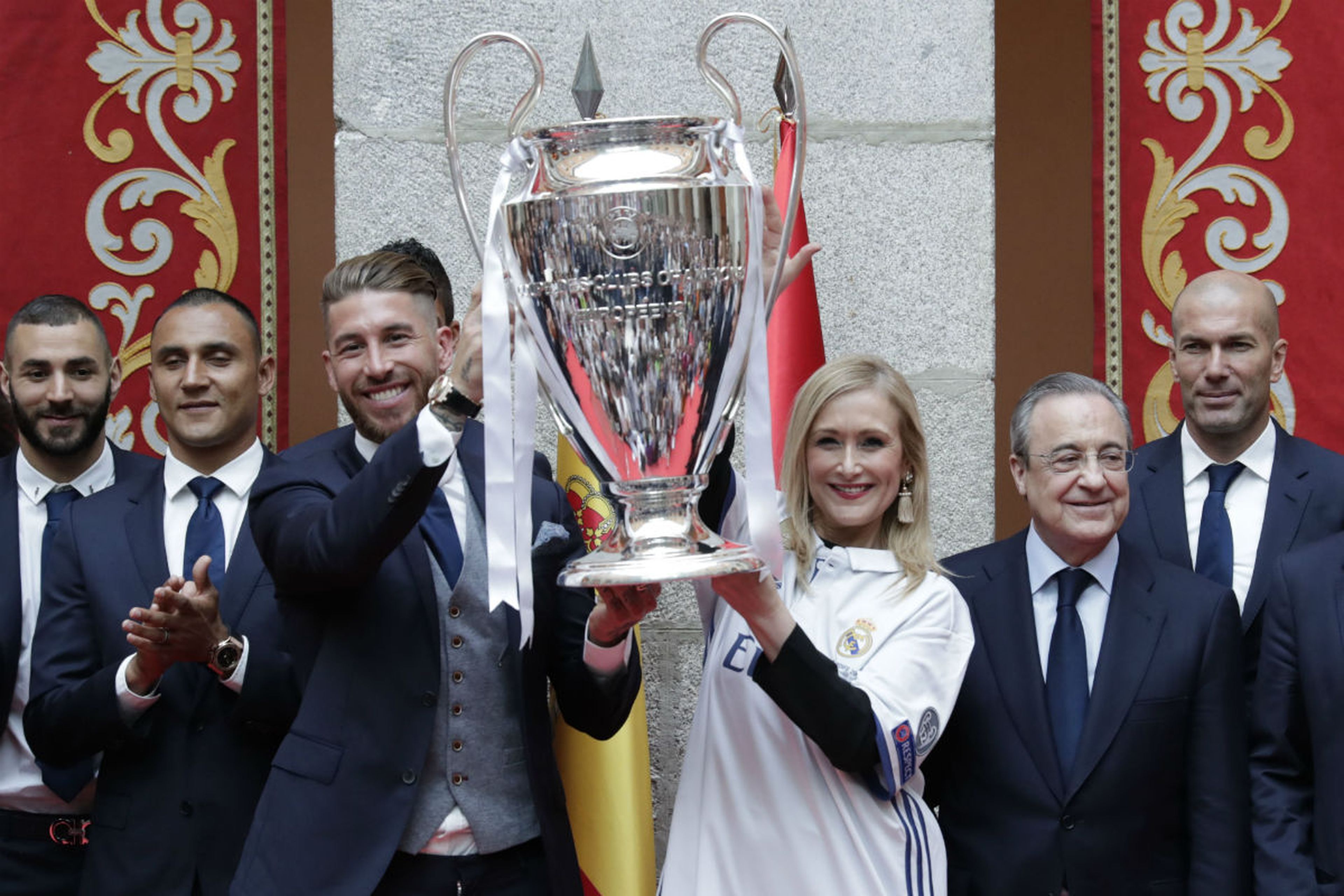Sergio Ramos y la expresidenta de la Comunidad de Madrid, Cristina Cifuentes, levantan la Champions League de 2017, con Zidane junto a Florentino Pérez.