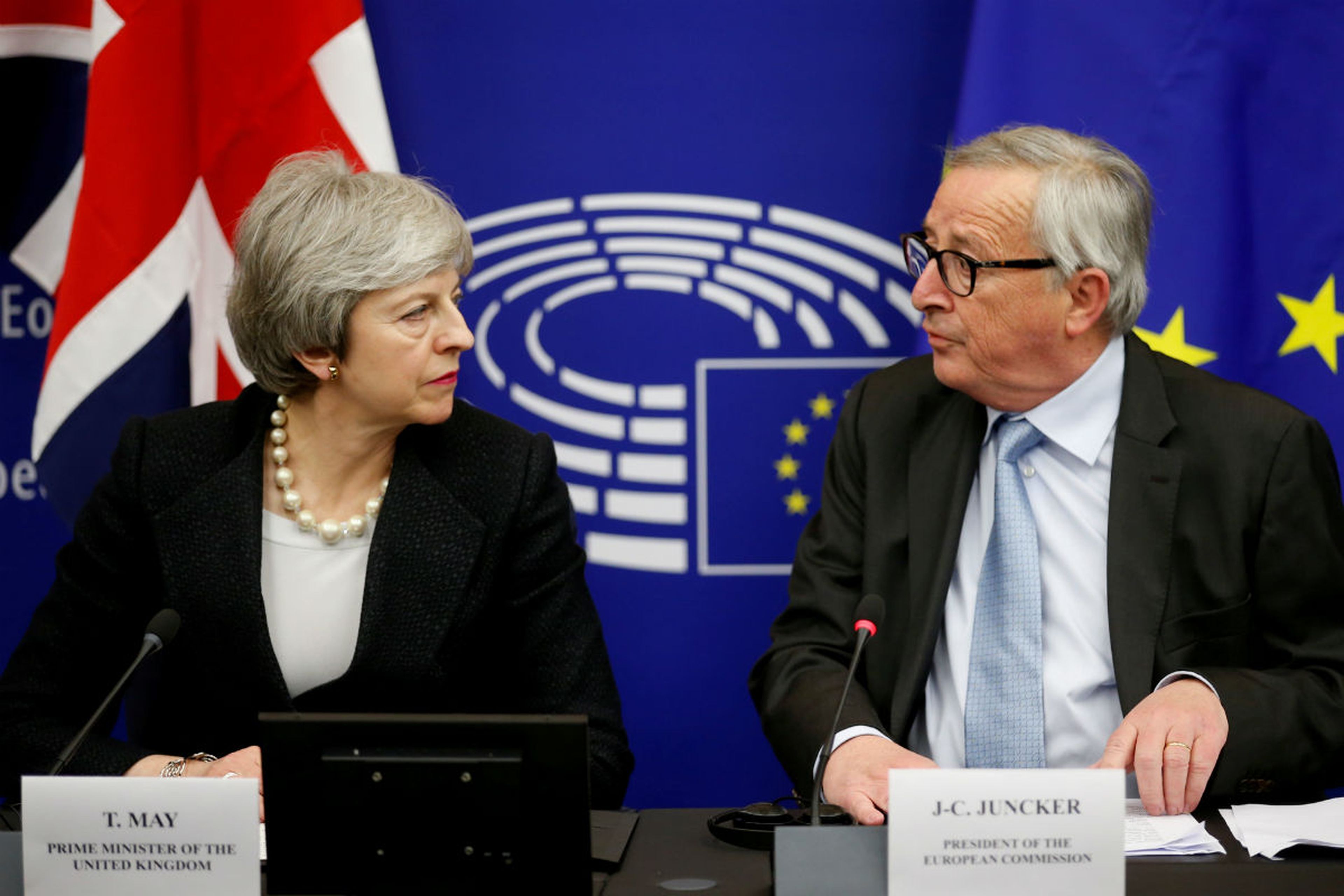 Theresa May y Jean-Claude Juncker.