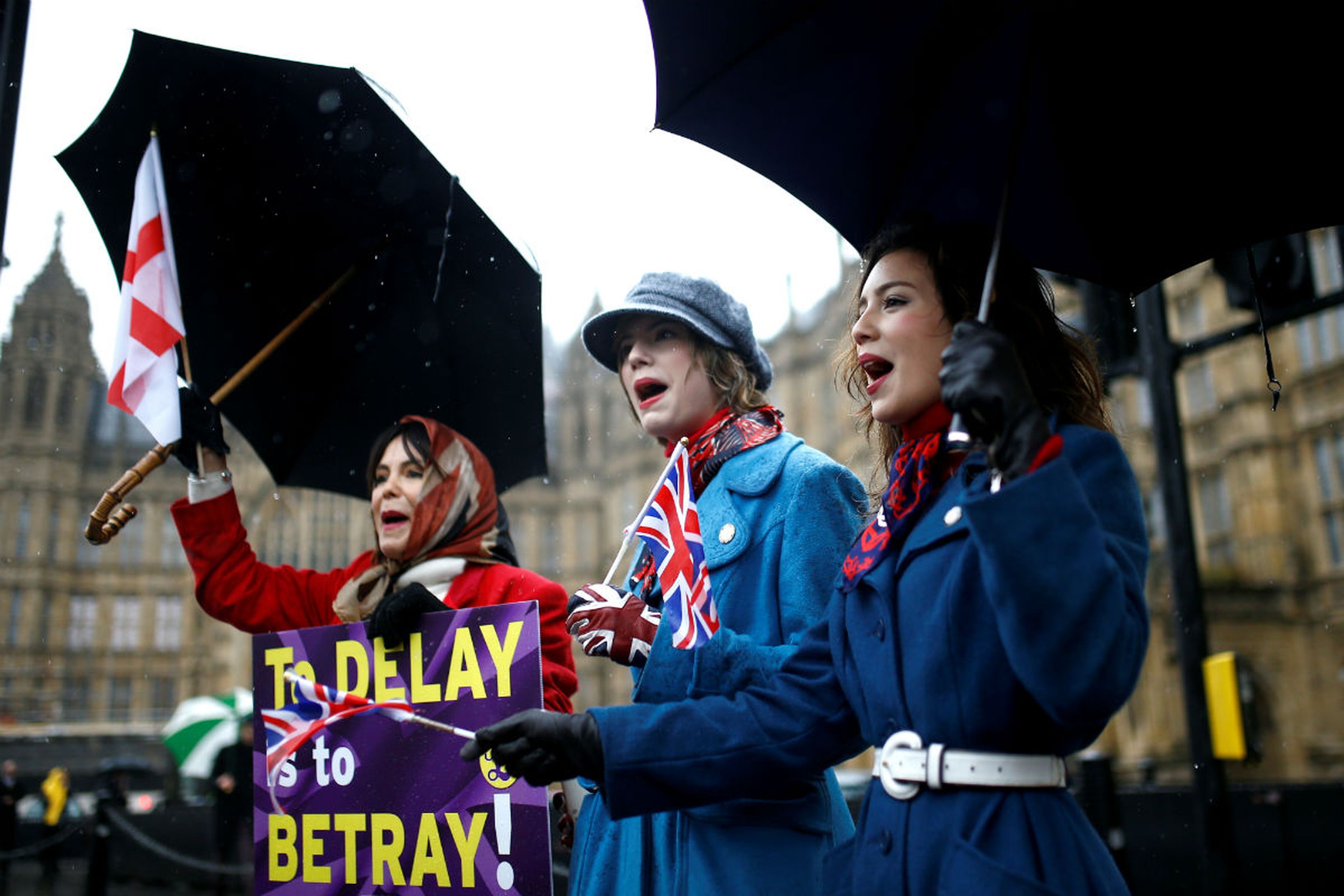 Tres mujeres protestan ante la posibilidad de posponer el Brexit.