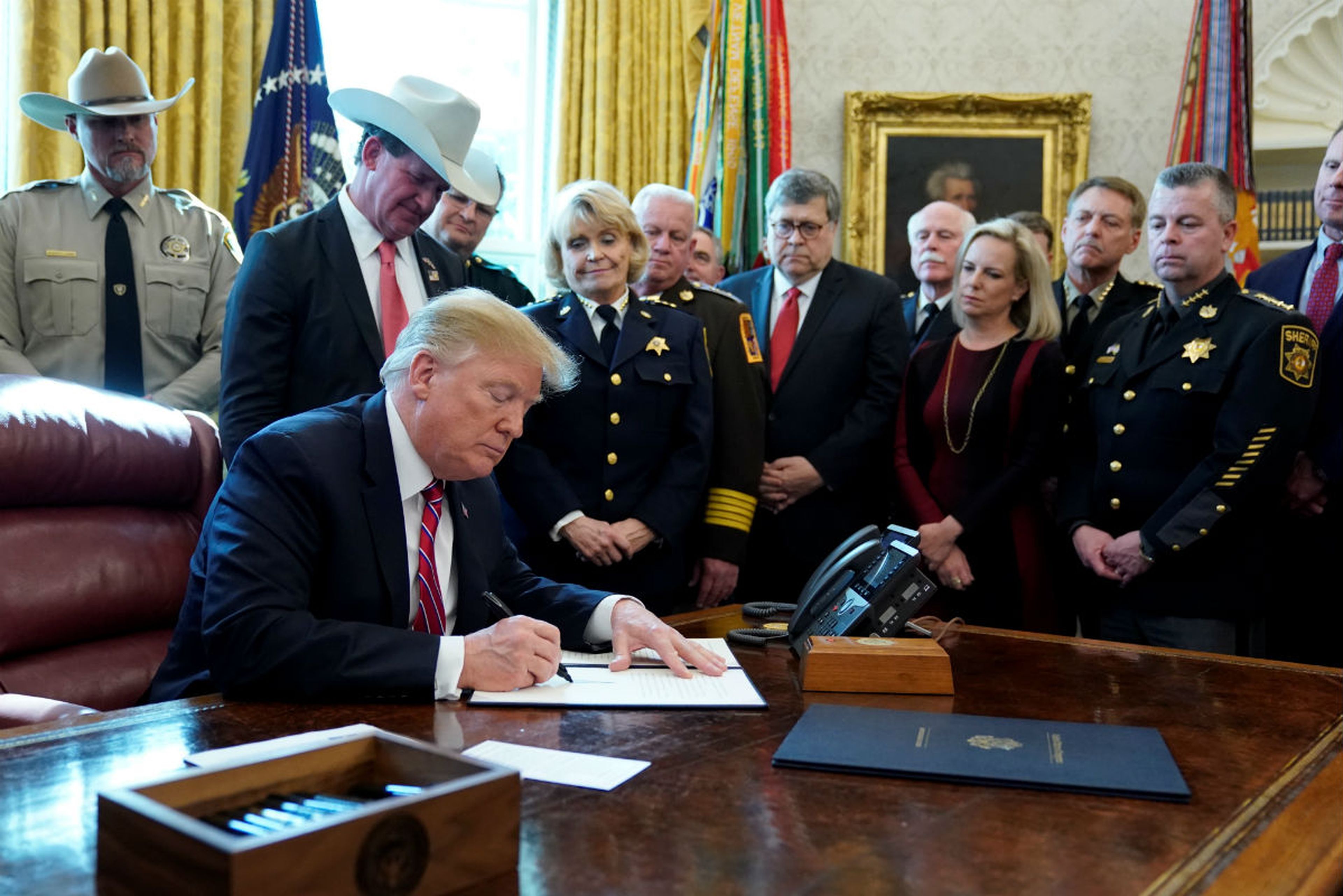 Trump firma el veto ante la decisión del Congreso sobre el estado de emergencia nacional.