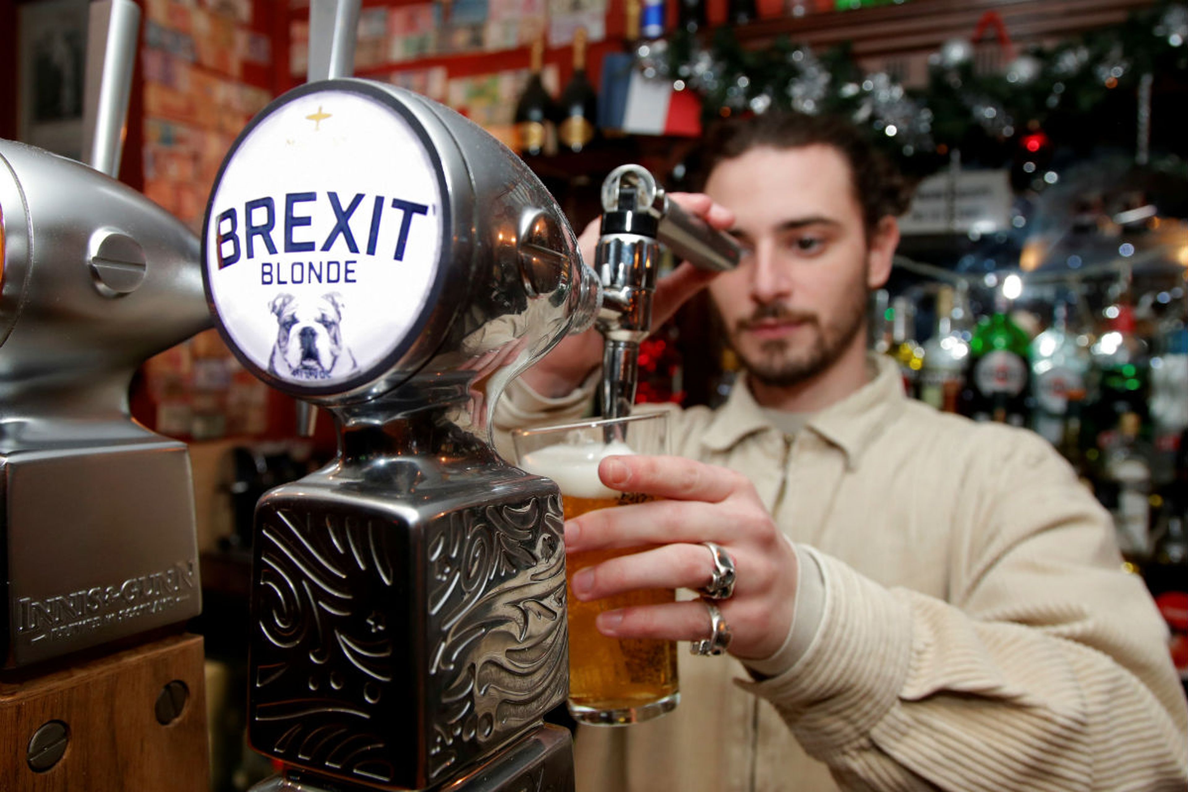 Un camarero sirve una cerveza Brexit.