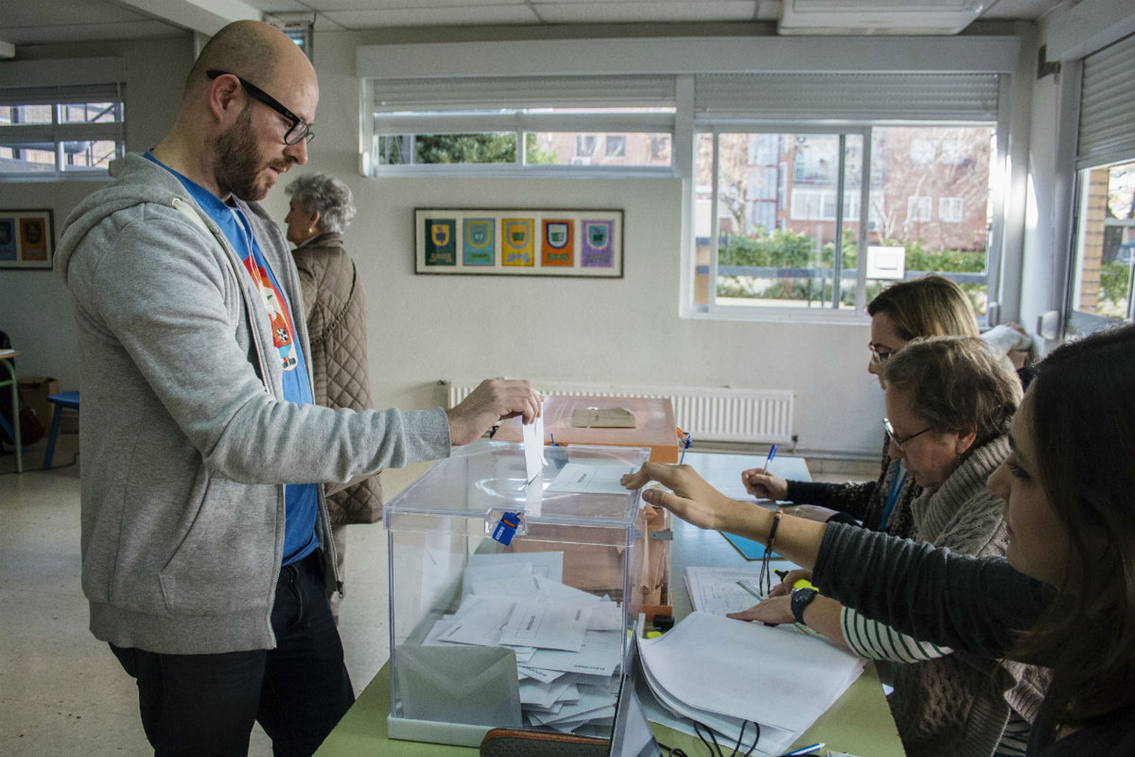 Un hombre deposita su voto en una urna en las elecciones generales de 2015