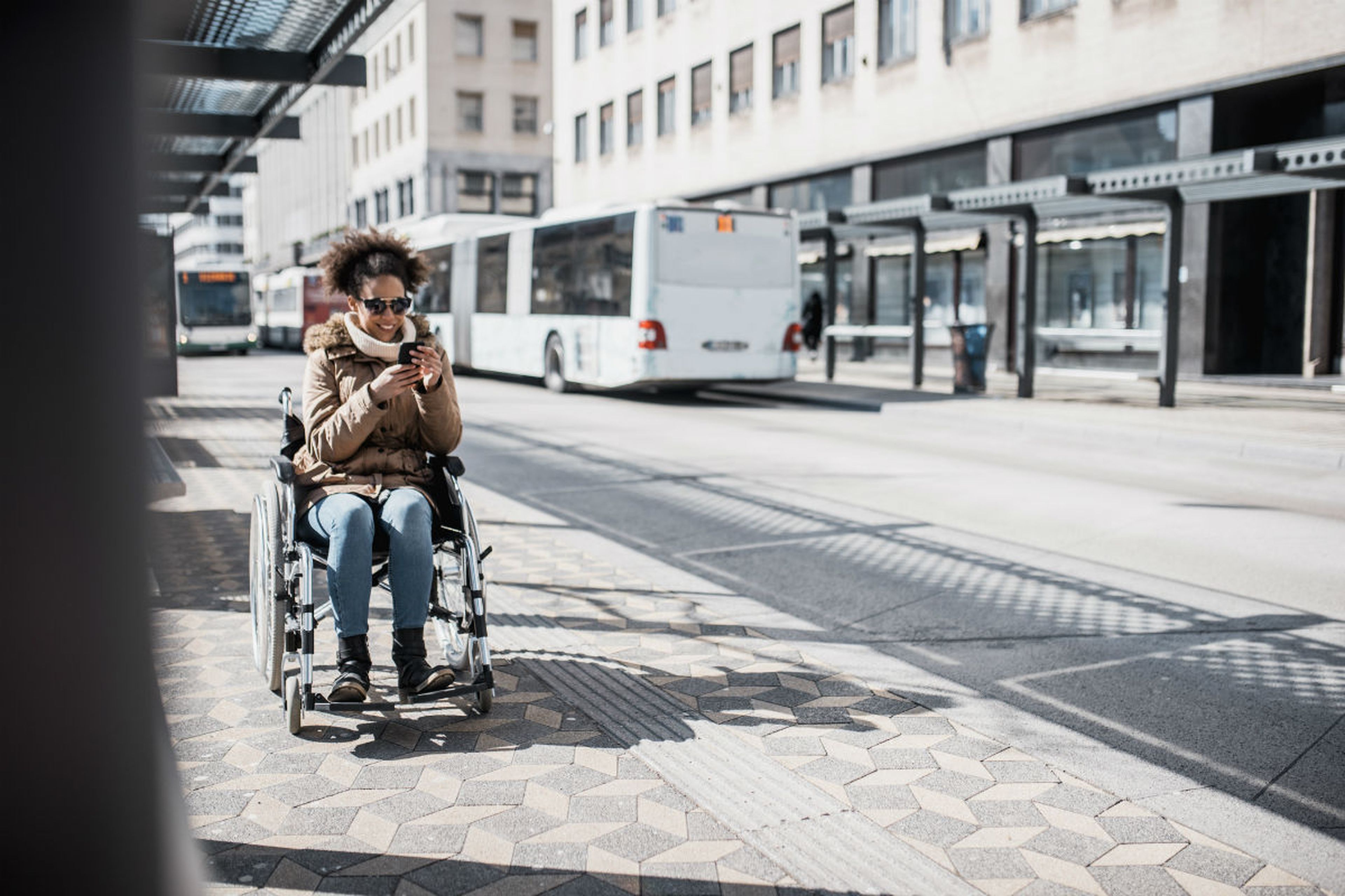 Una mujer en silla de ruedas