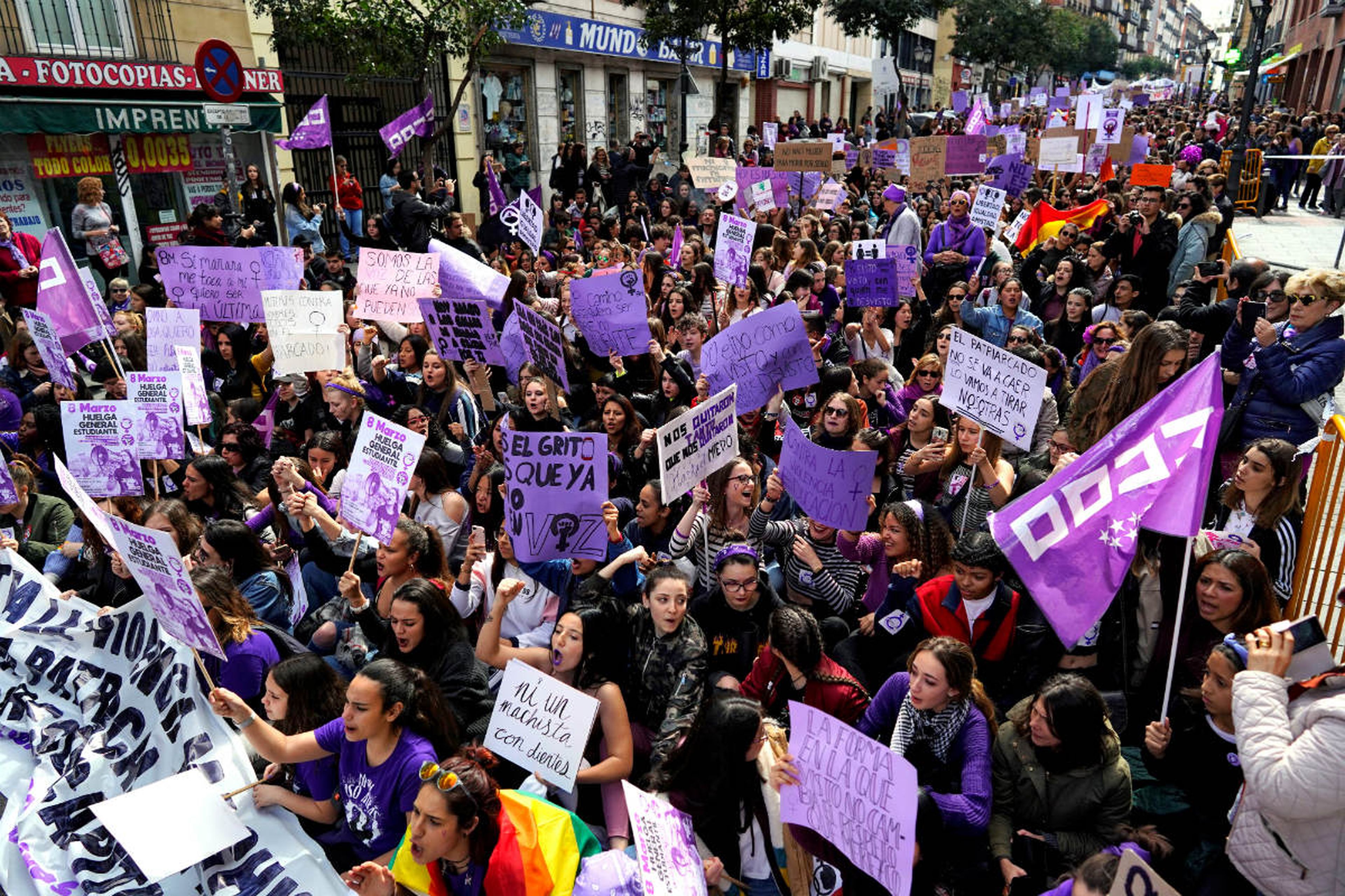 Una multitud marcha por las calles de Madrid durante la huelga feminista del 8M.