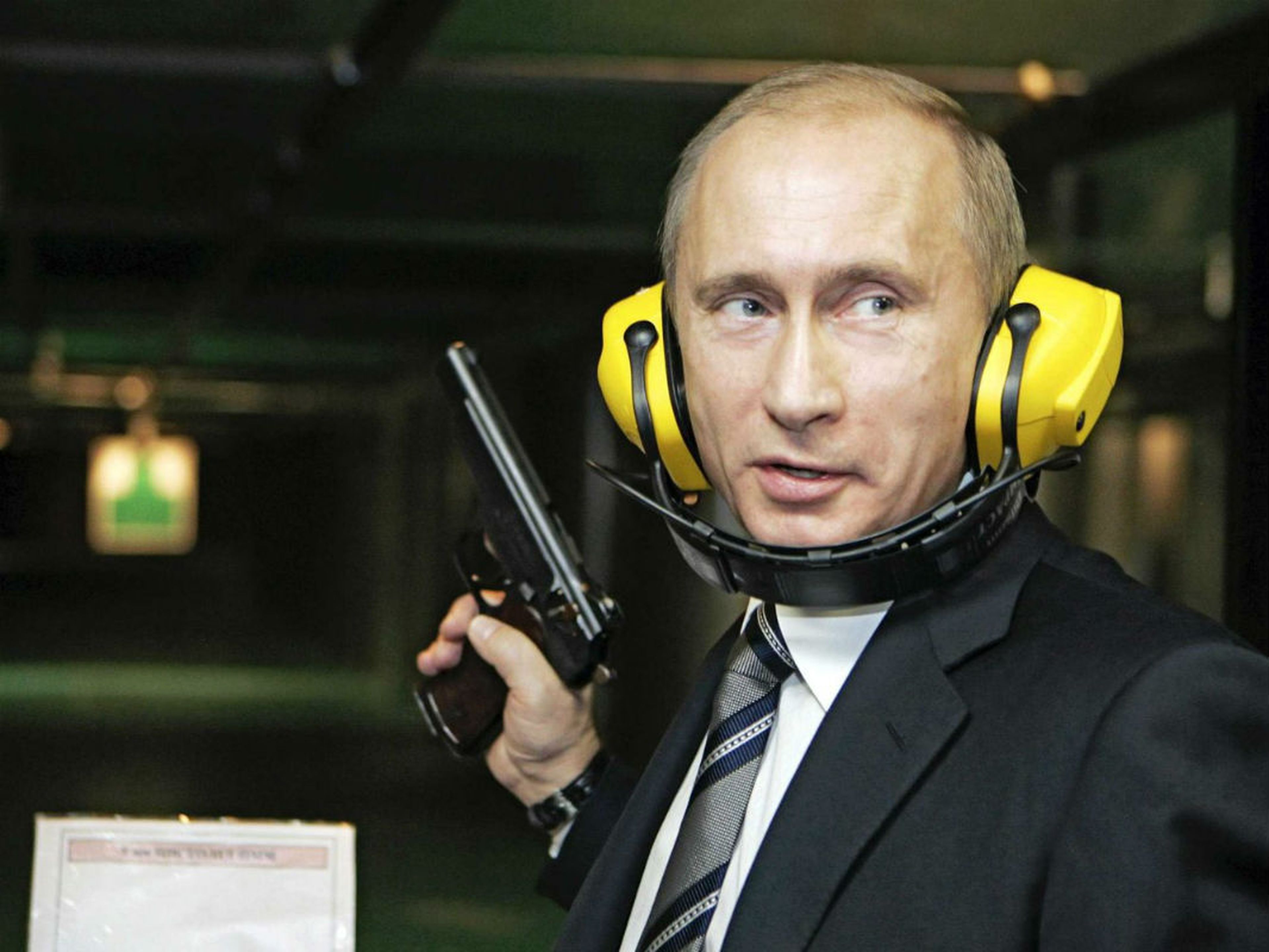 Vladimir Putin practica en una galería de tiro.