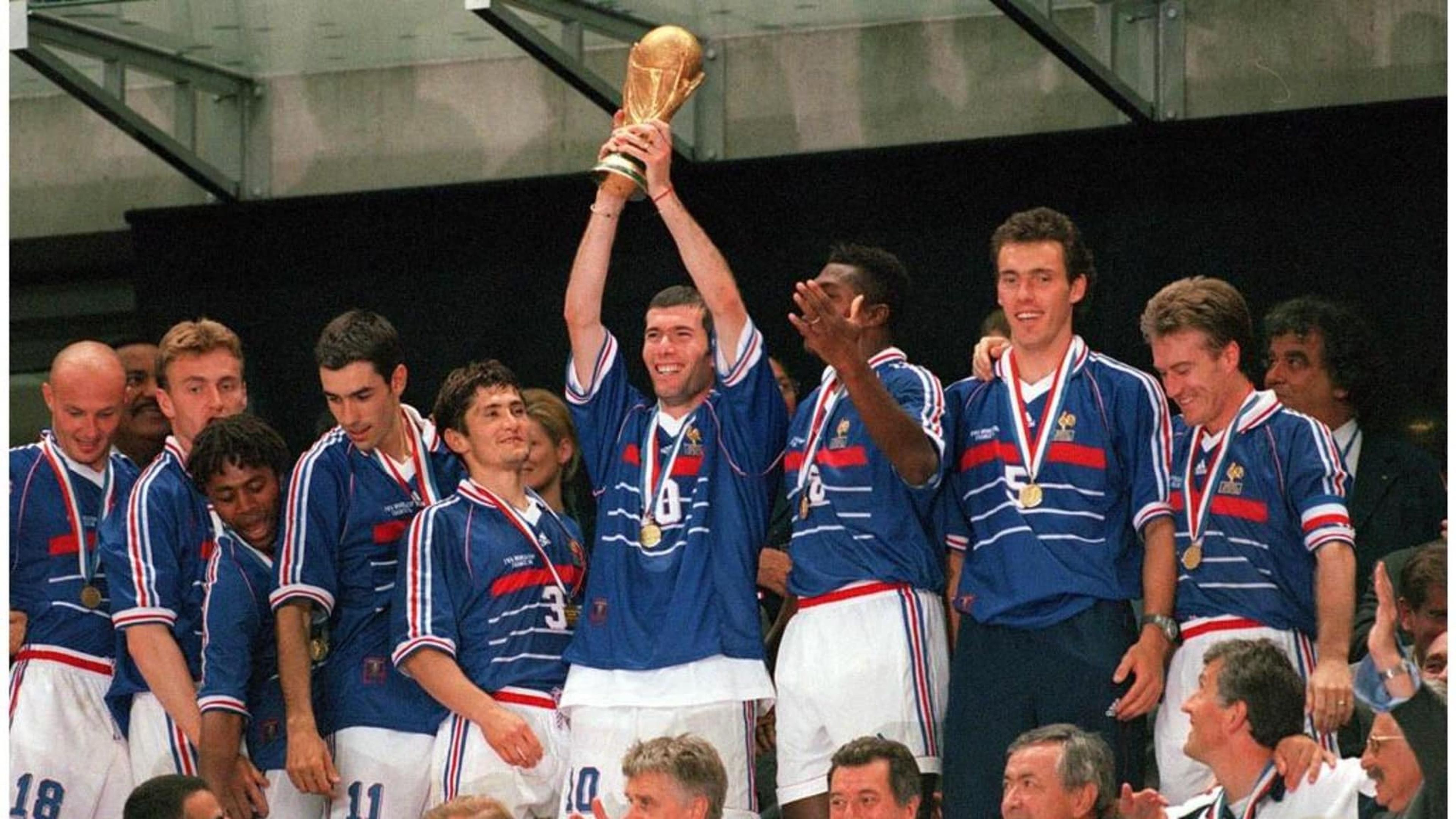 Zidane levanta la Copa del Mundo de 1998.