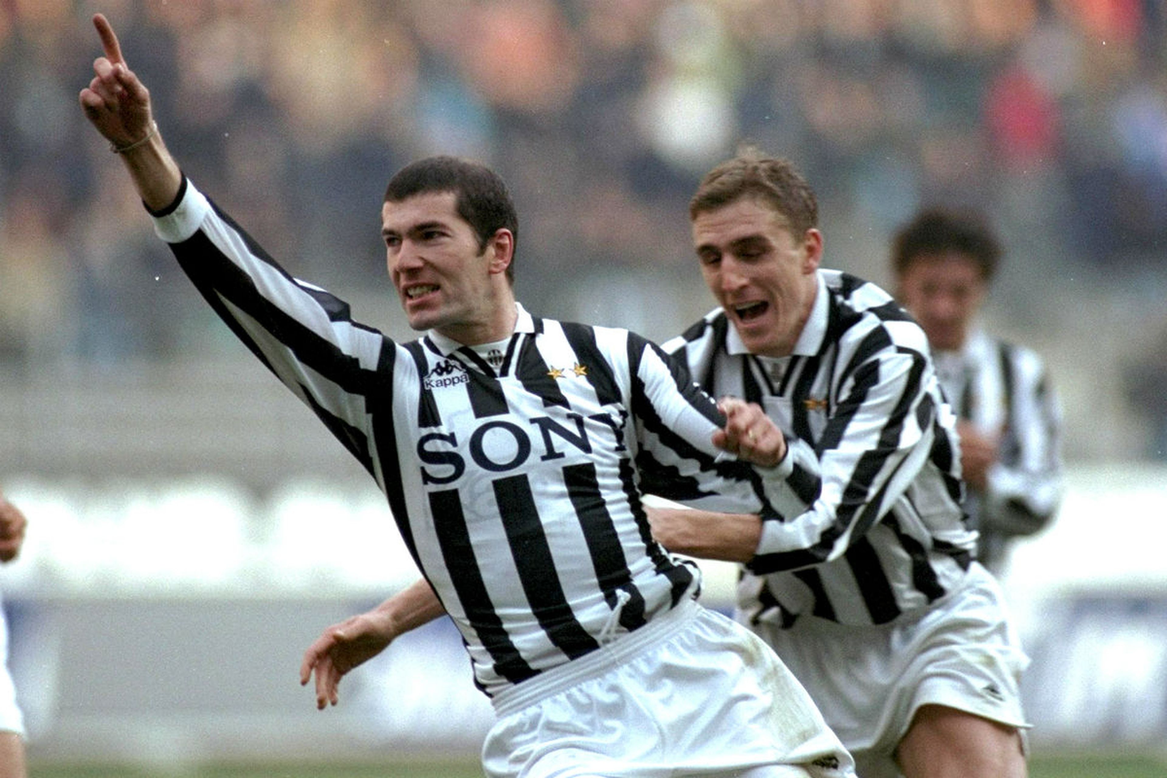 Zinedine Zidane celebra un gol con la Juventus junto a Alen Boksic.
