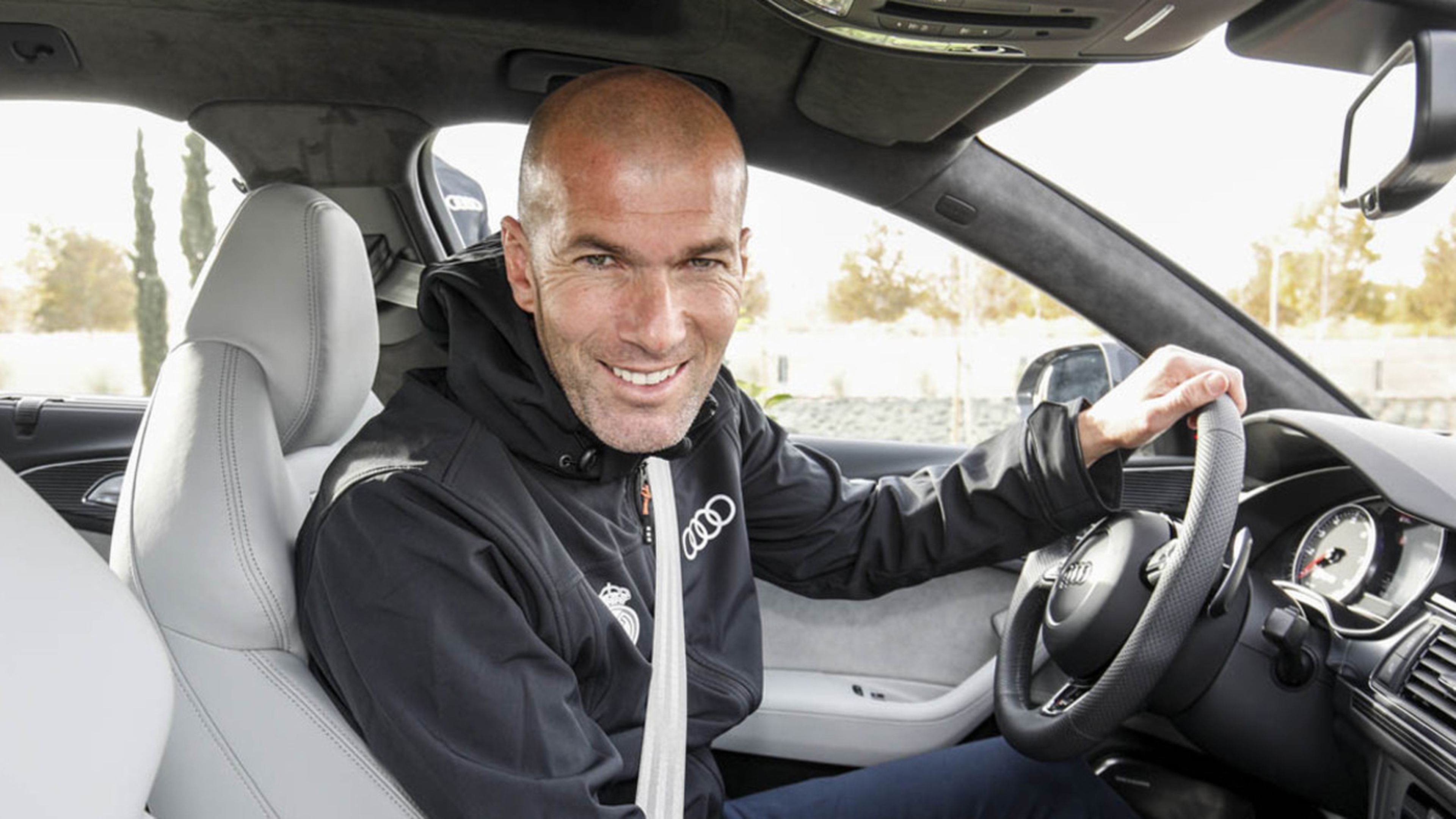Zinedine Zidane, con el Audi RS 6 que le dio la marca en 2017