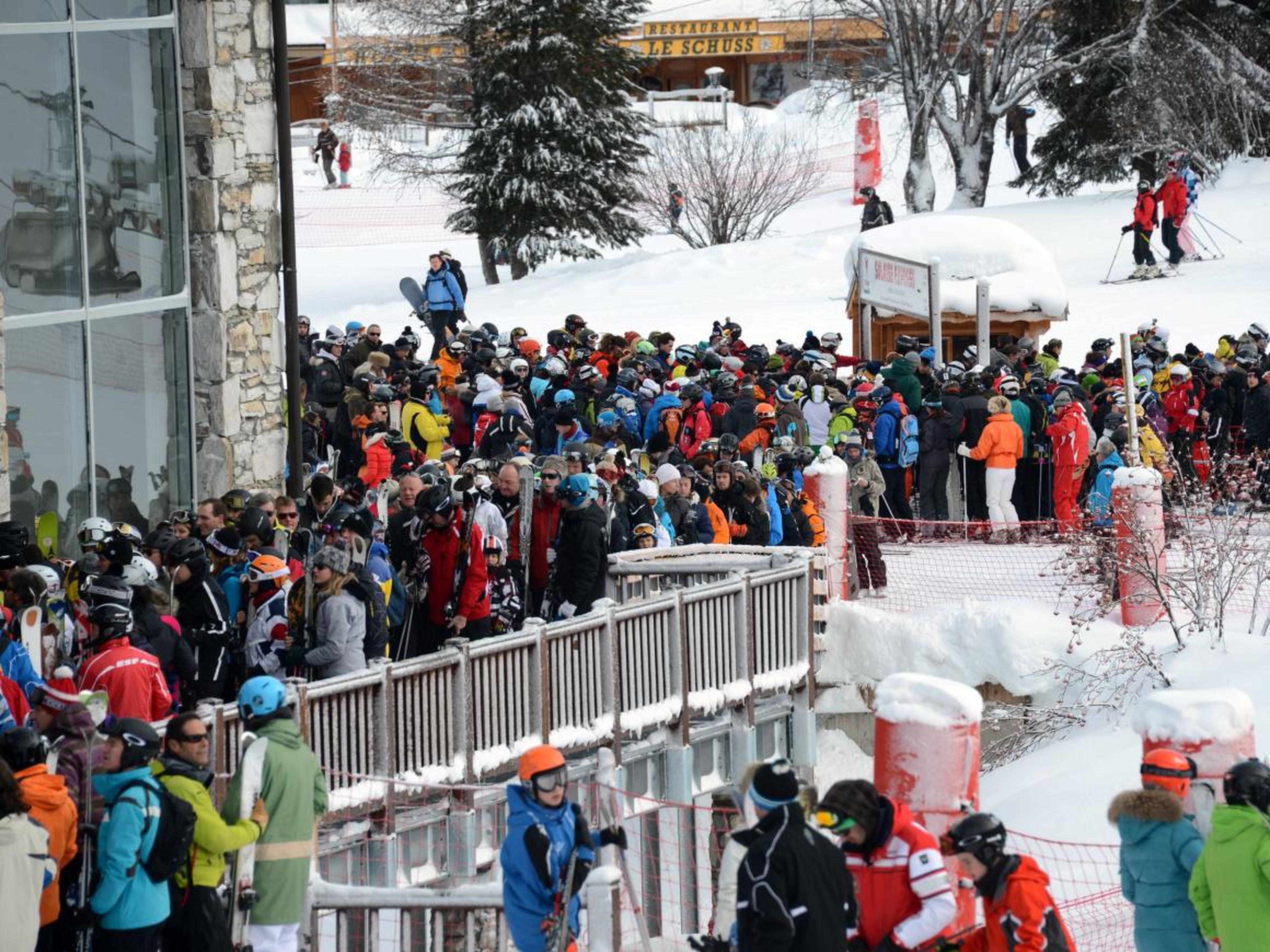 Una multitud de esquiadores en los Alpes franceses.