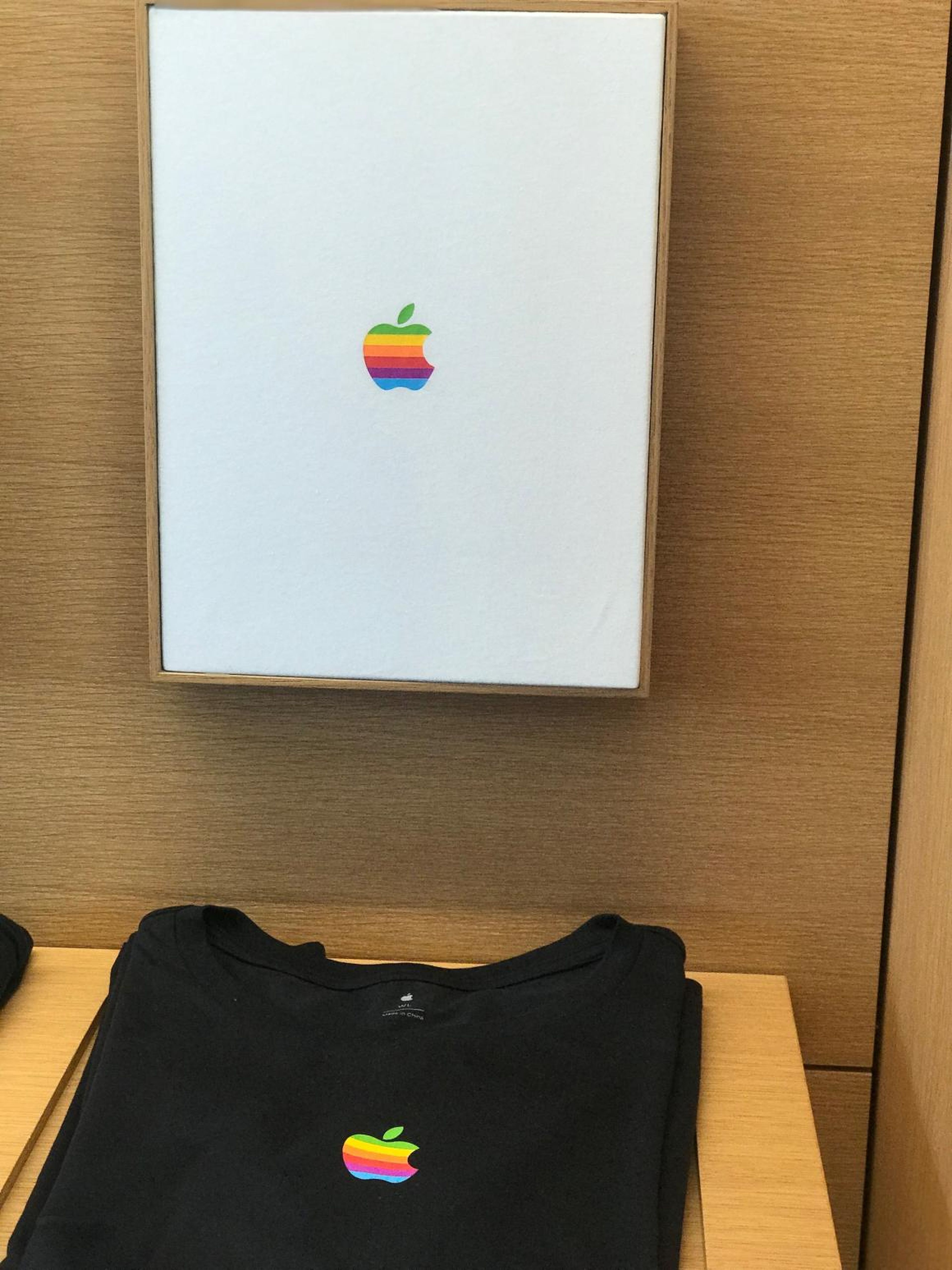 Camiseta manzana multicolor Apple