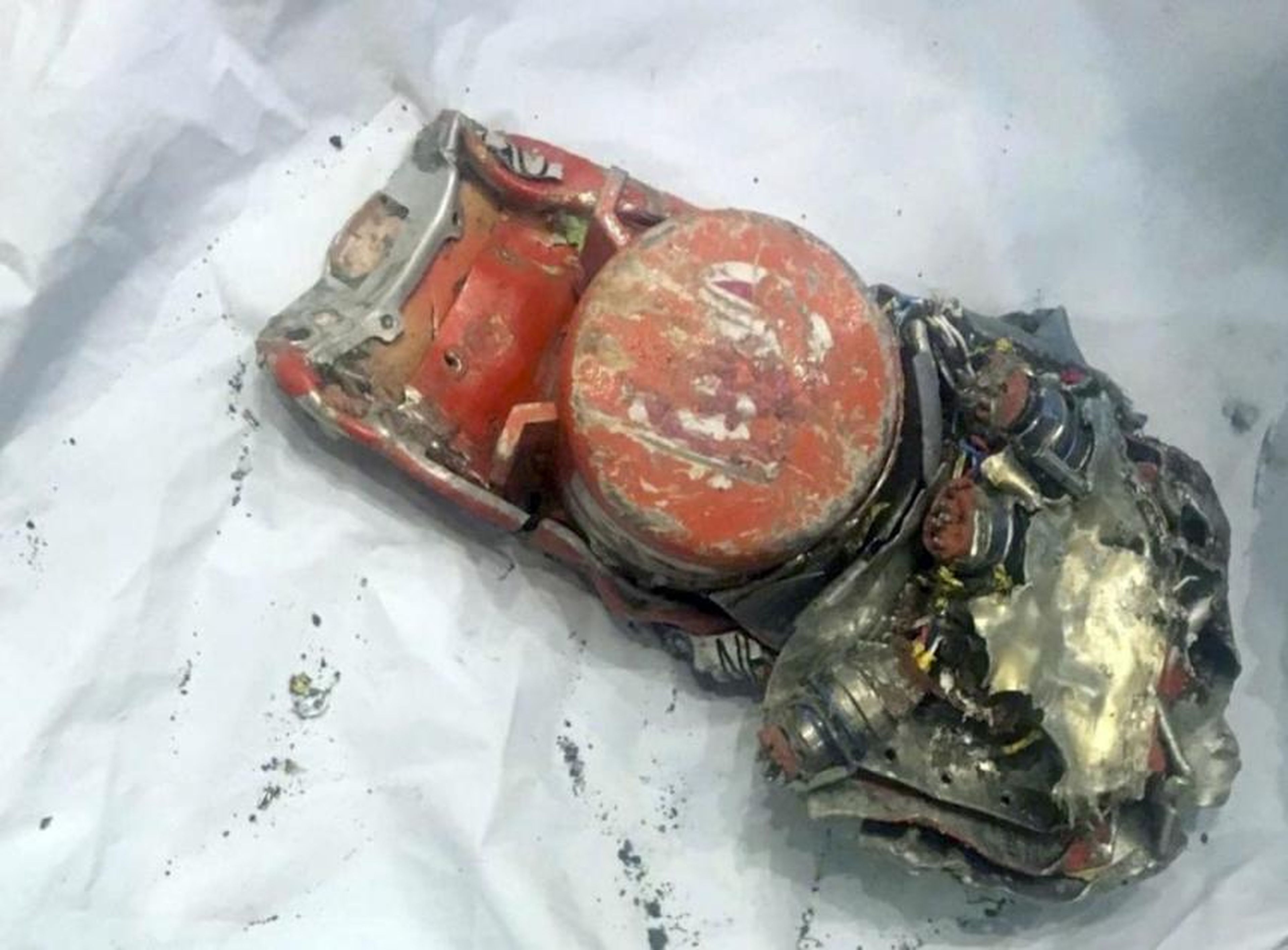 Uno de los registradores de vuelo de la caja negra del avión de Ethiopian Airlines que se estrelló en Le Bourget, al norte de París. El accidente aéreo francés.