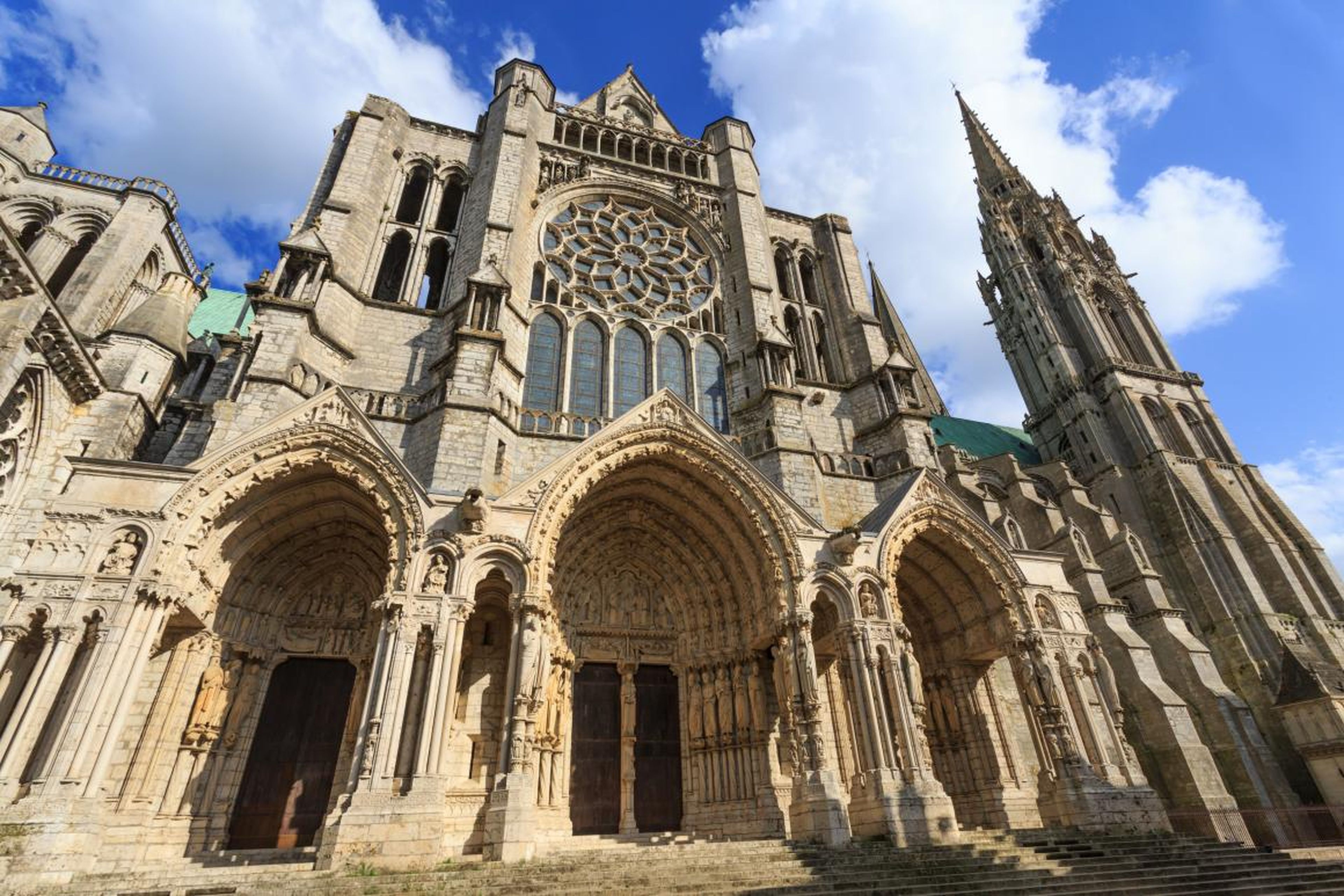 Construida alrededor del año 1200, la Catedral de Chartres, en el norte de Francia, es un ejemplo de arquitectura gótica. Solo hay que mirar los pórticos