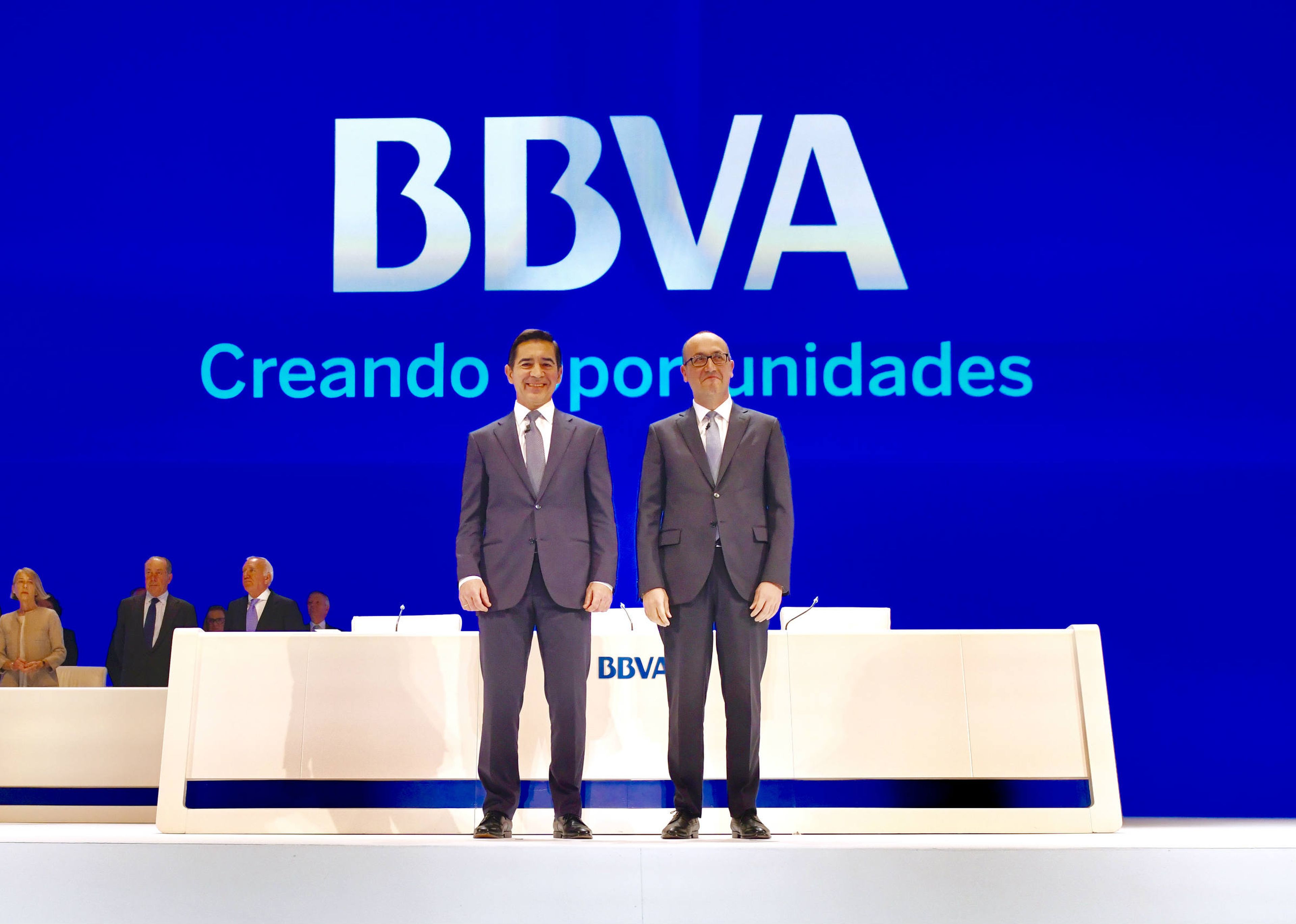 Carlos Torres, presidente de BBVA, y Onur Genç, consejero delegado de BBVA, en la junta de accionistas de la entidad.