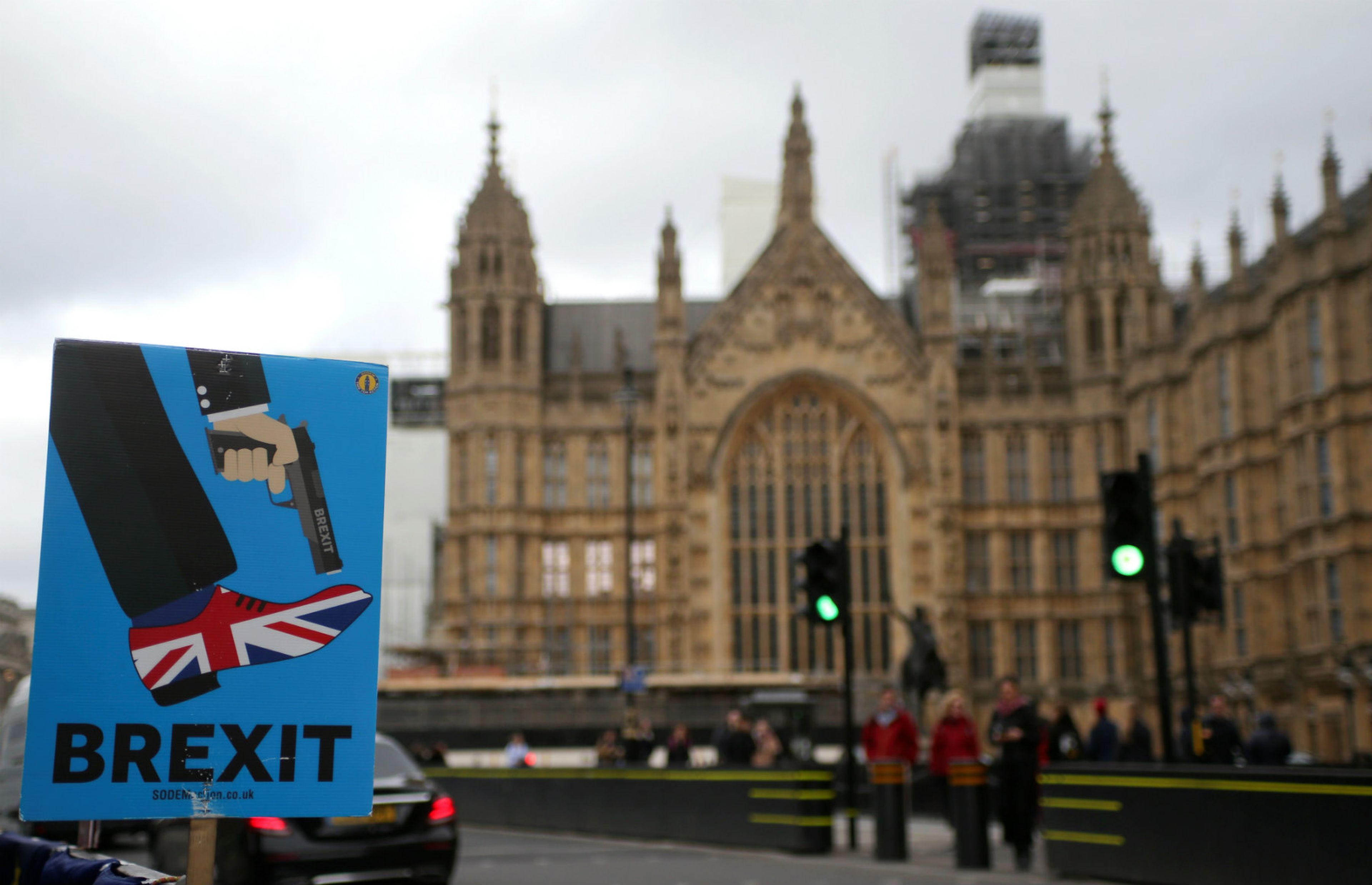 Un cartel anti Brexit frente a las Casas del Parlamento Británico.