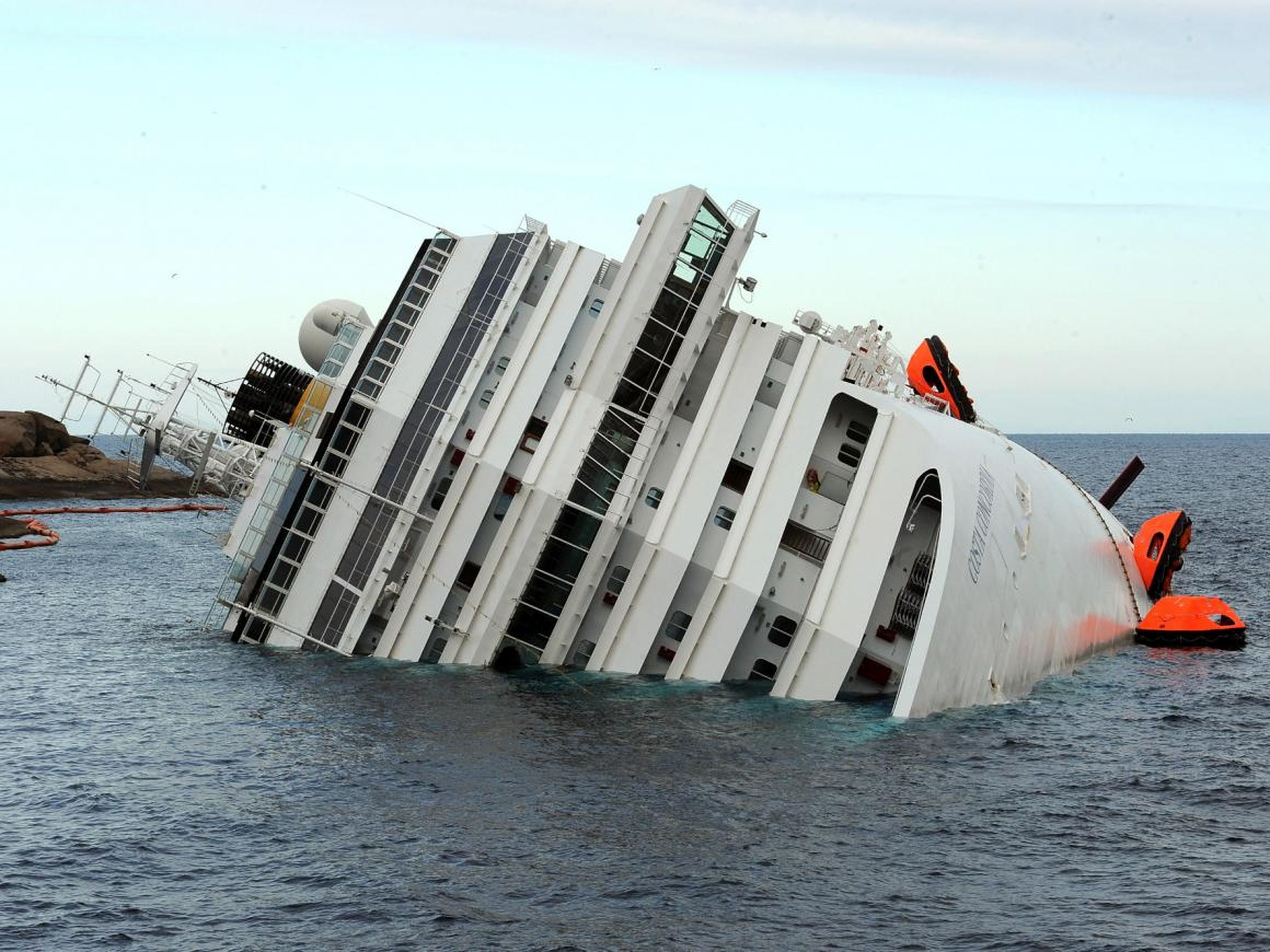 El Costa Concordia se hundió parcialmente en la costa occidental de Italia en 2012.