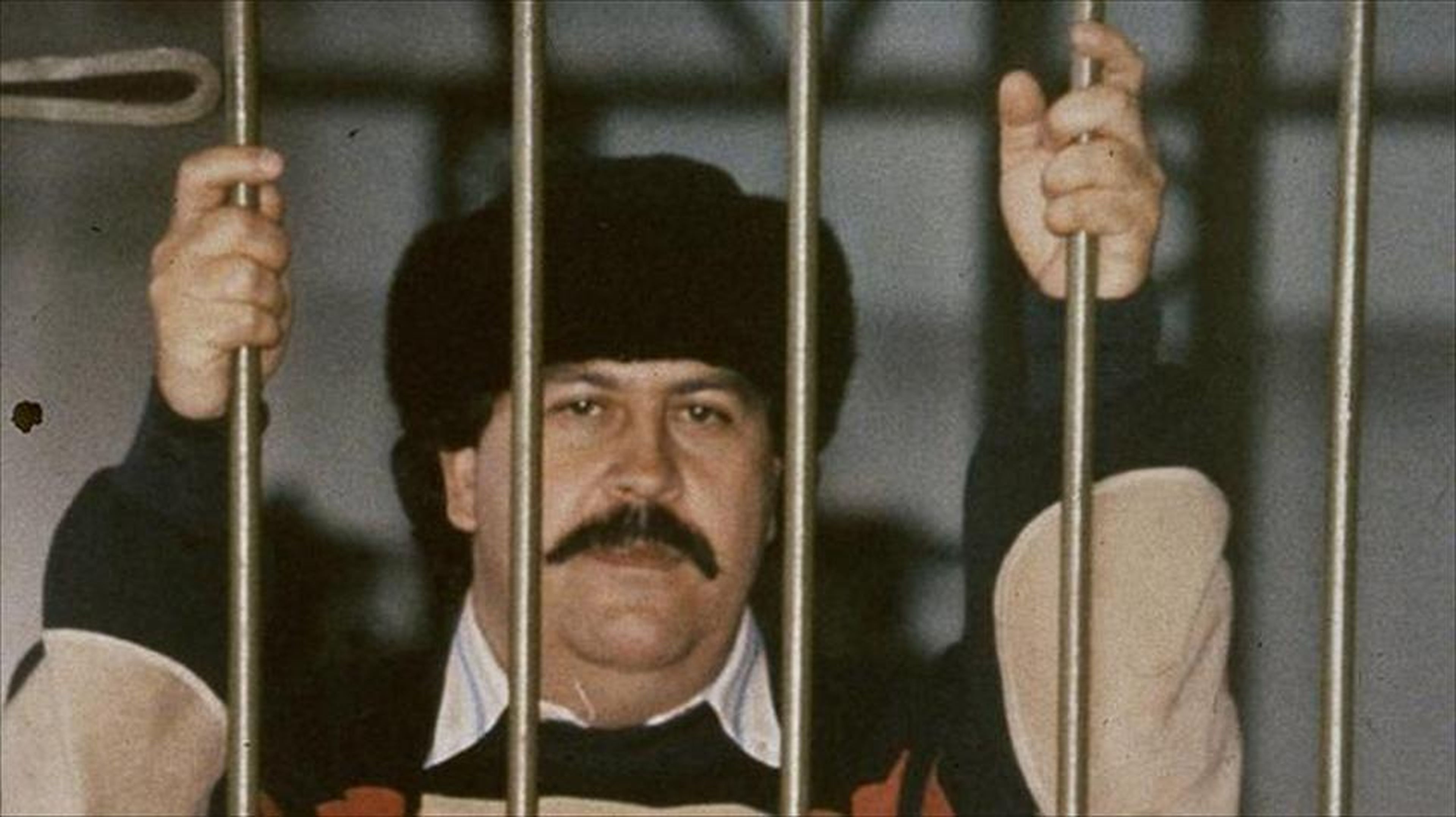 'El Chapo' Guzman's reign is finally at an end — here's how he compares to Colombian kingpin Pablo Escobar