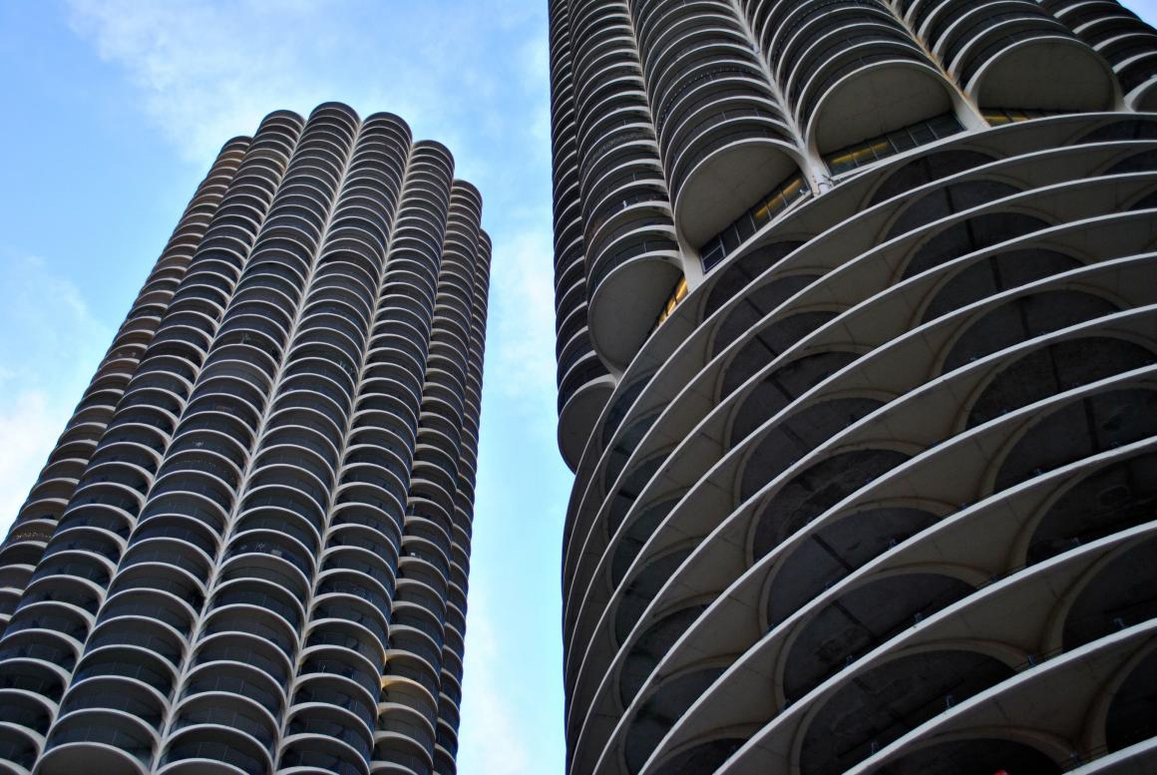 Los apartamentos de Chicago en Marina City tienen, como mínimo, un diseño único. Construido en 1964, fue uno de los primeros edificios de uso mixto y el primero en ser construido con una grúa en los Estados Unidos.
