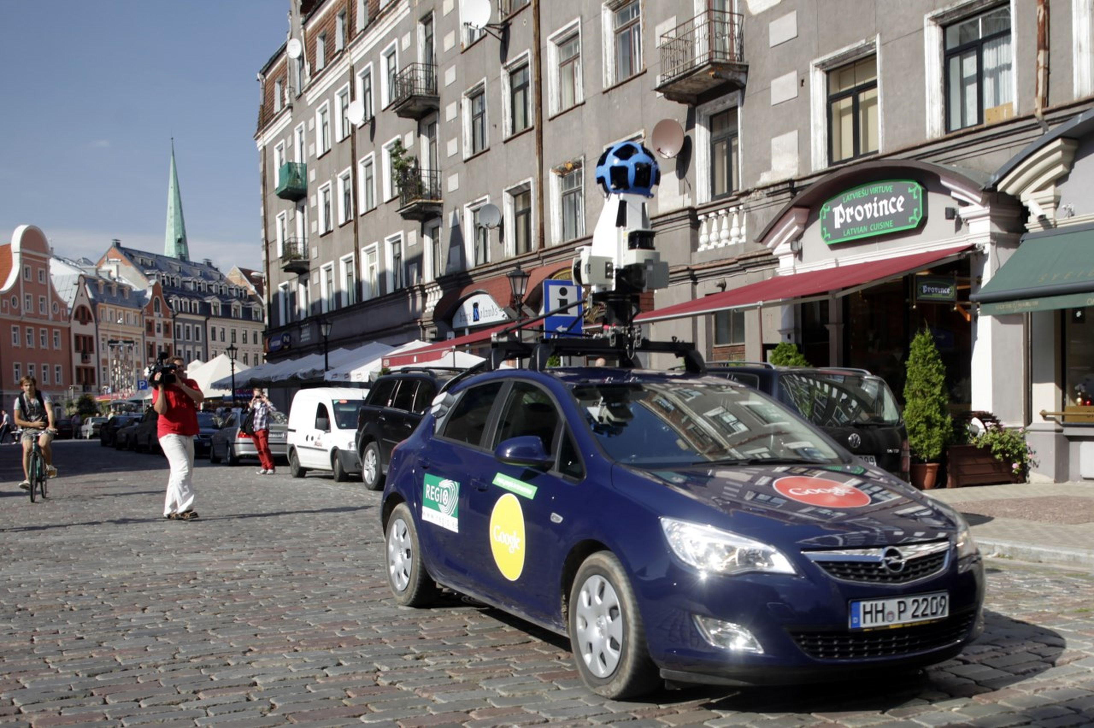 Un coche de Google Street View en Riga, Letonia