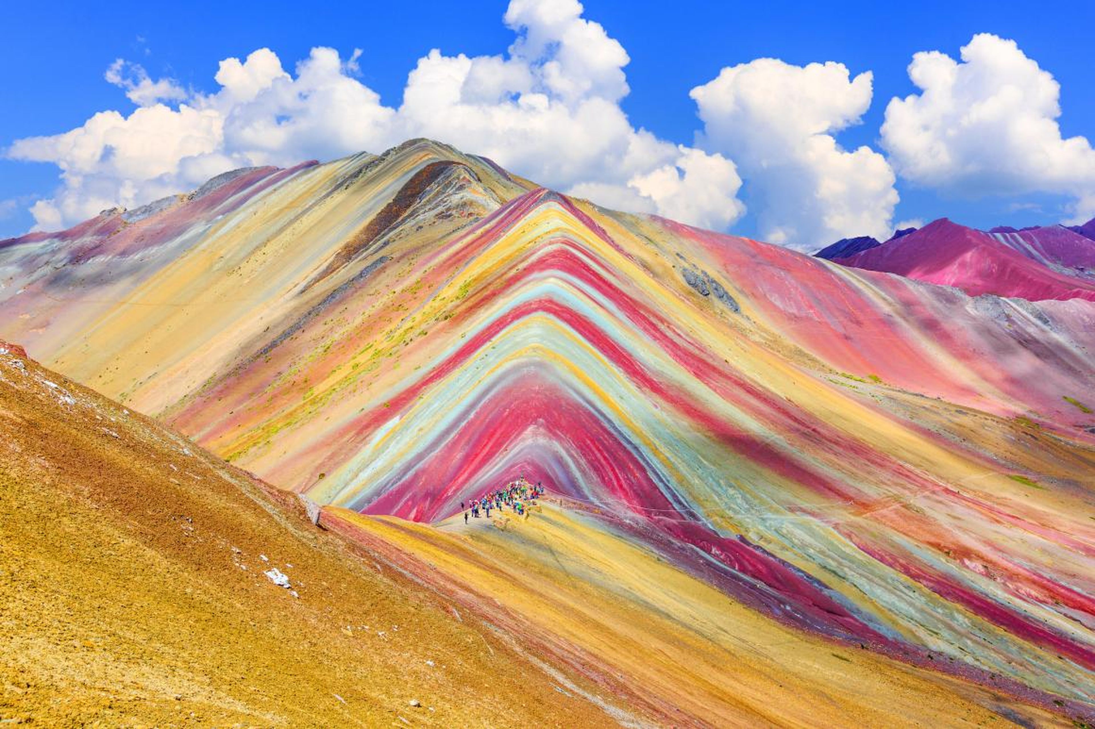 La colorida Montaña Arcoíris está ubicada en Cuzco en Perú.