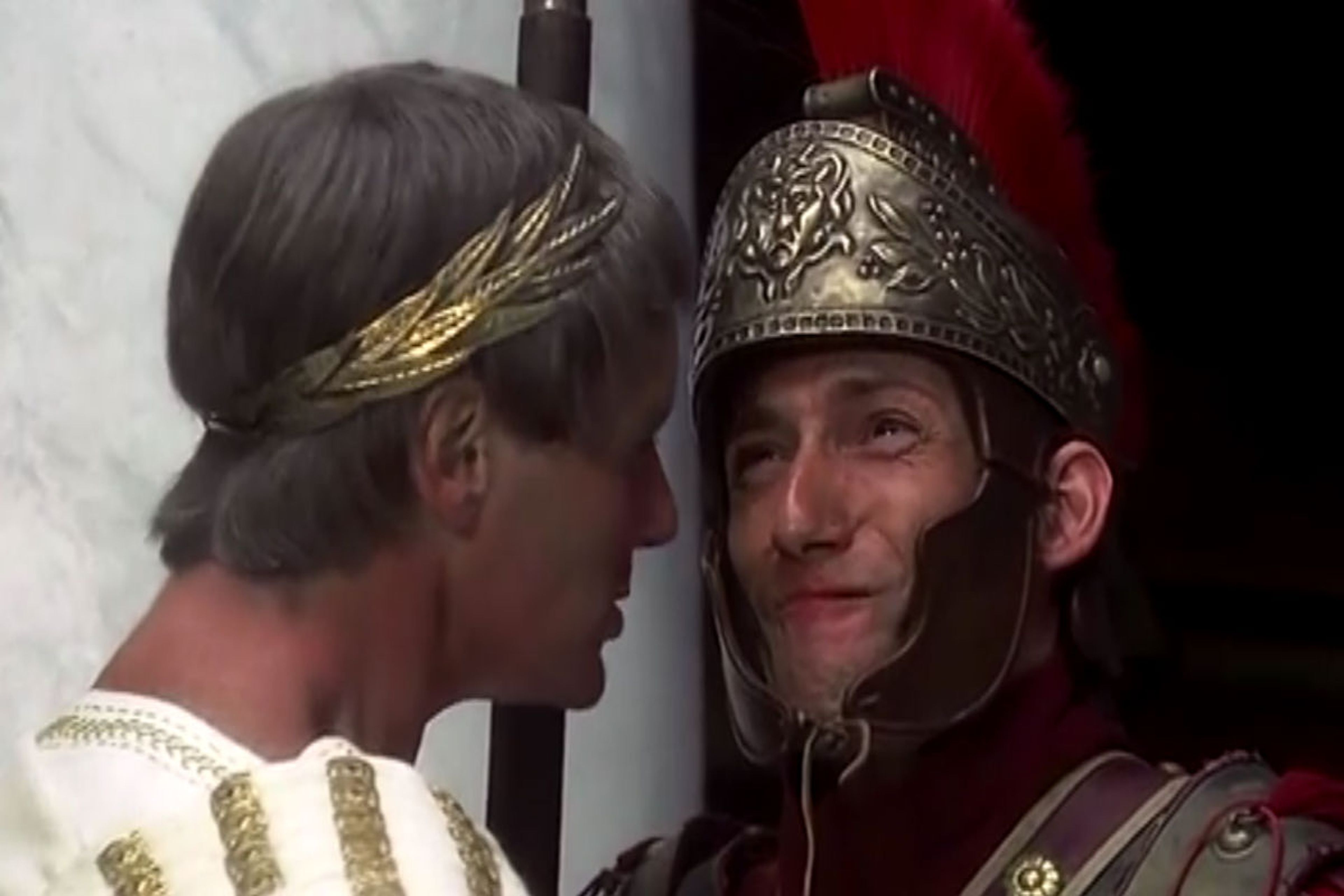 Una escena de La vida de Brian, en la que un guardia intenta no reírse ante el emperador romano.