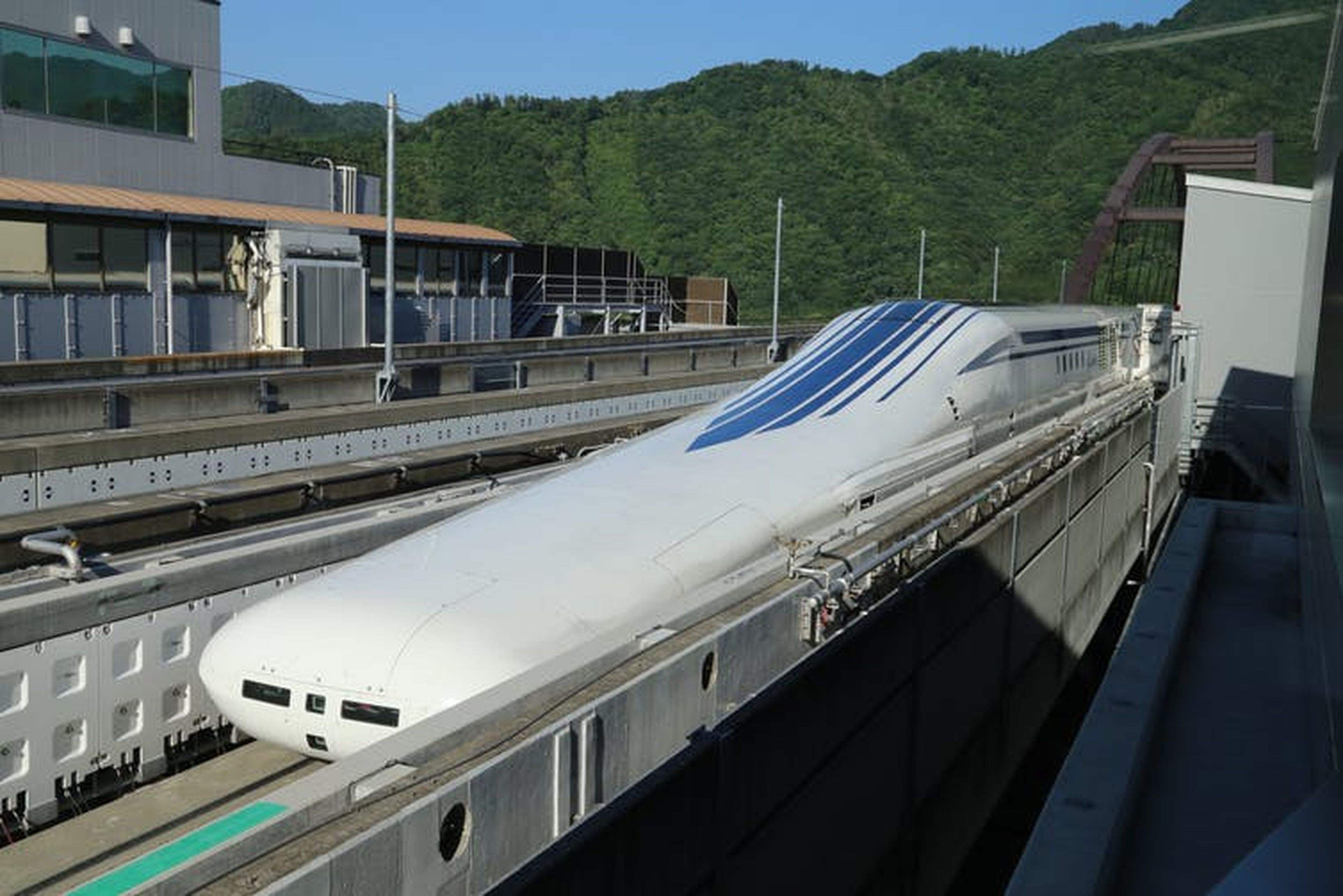 Un tren maglev de la serie L0 en un raíl de pruebas en la prefectura de Yamanashi (Japón).