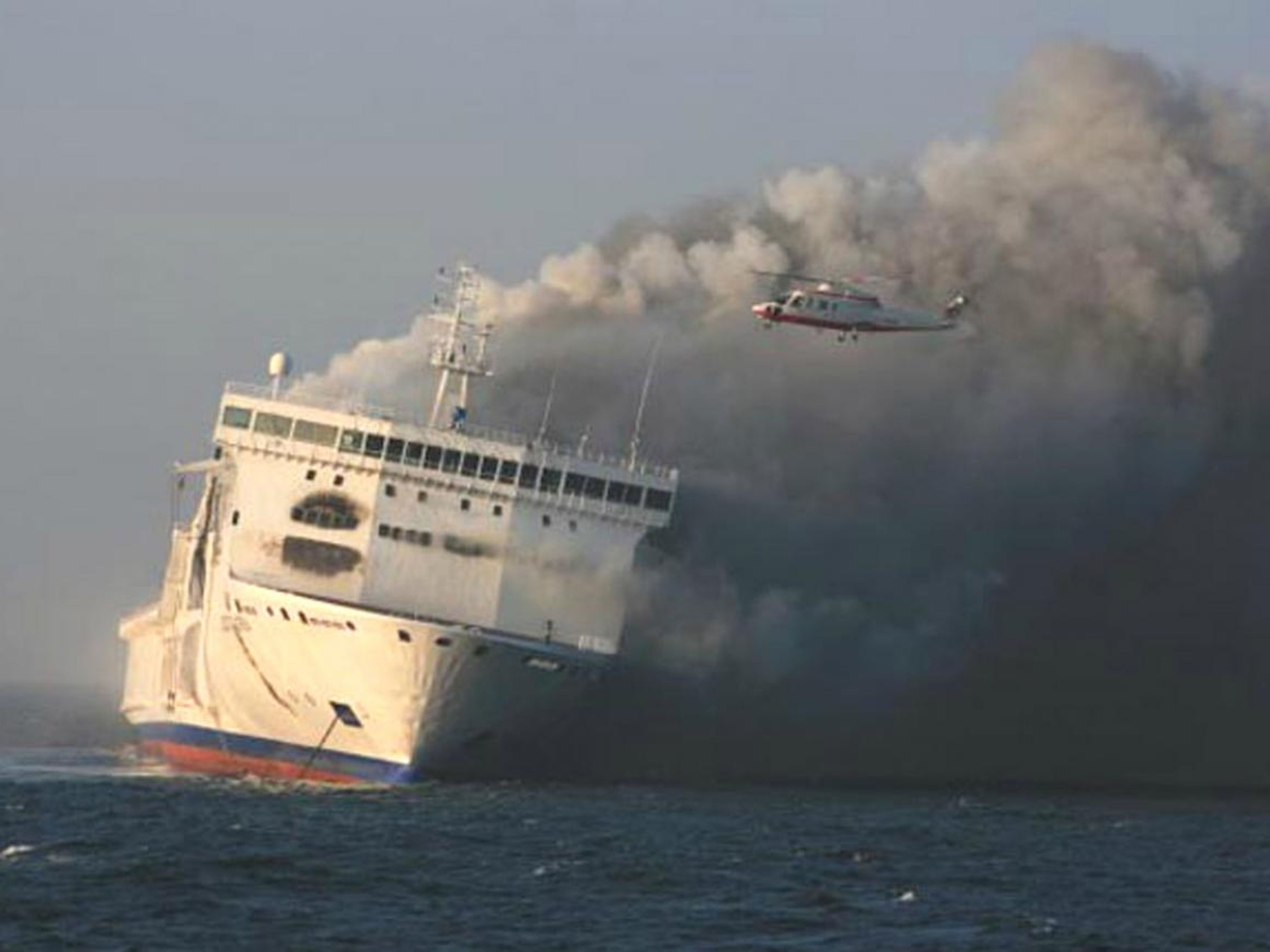 El transbordador lituano de pasajeros y automóviles Lisco Gloria se incendió en 2010.
